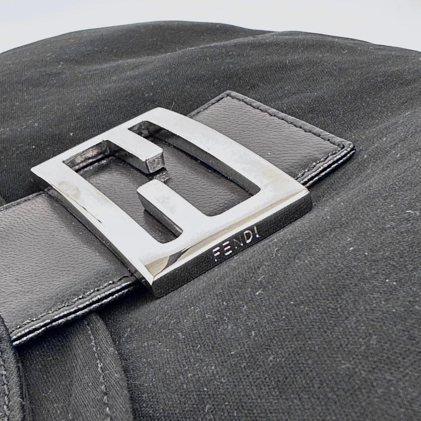 Fendi Borsa a spalla Baguette in jersey nero con logo FF in metallo