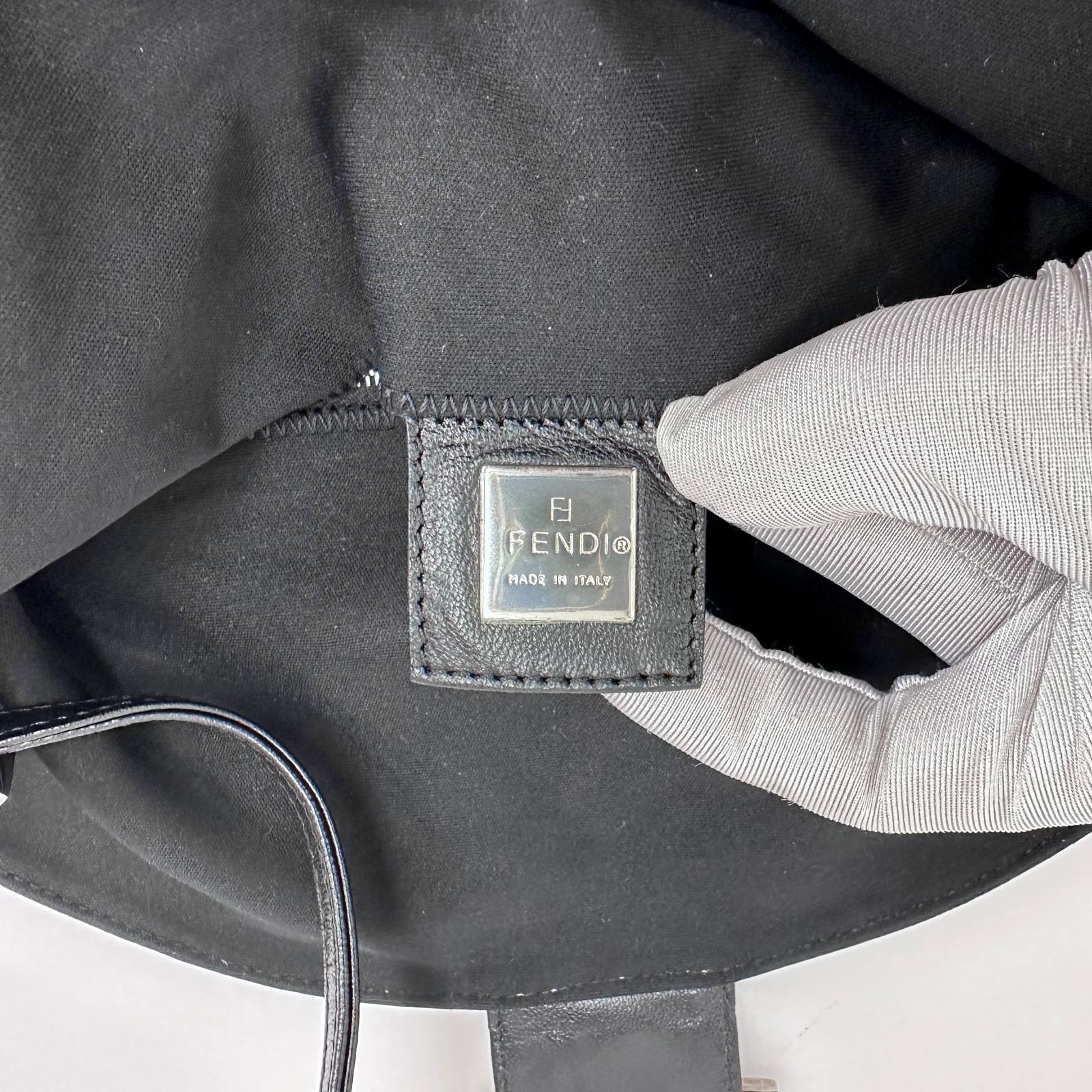 Fendi Borsa a spalla Baguette in jersey nero con logo FF in metallo