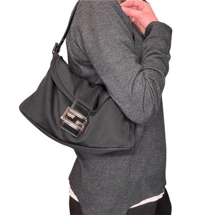 Fendi Borsa a spalla Baguette in jersey nero con logo FF in metallo