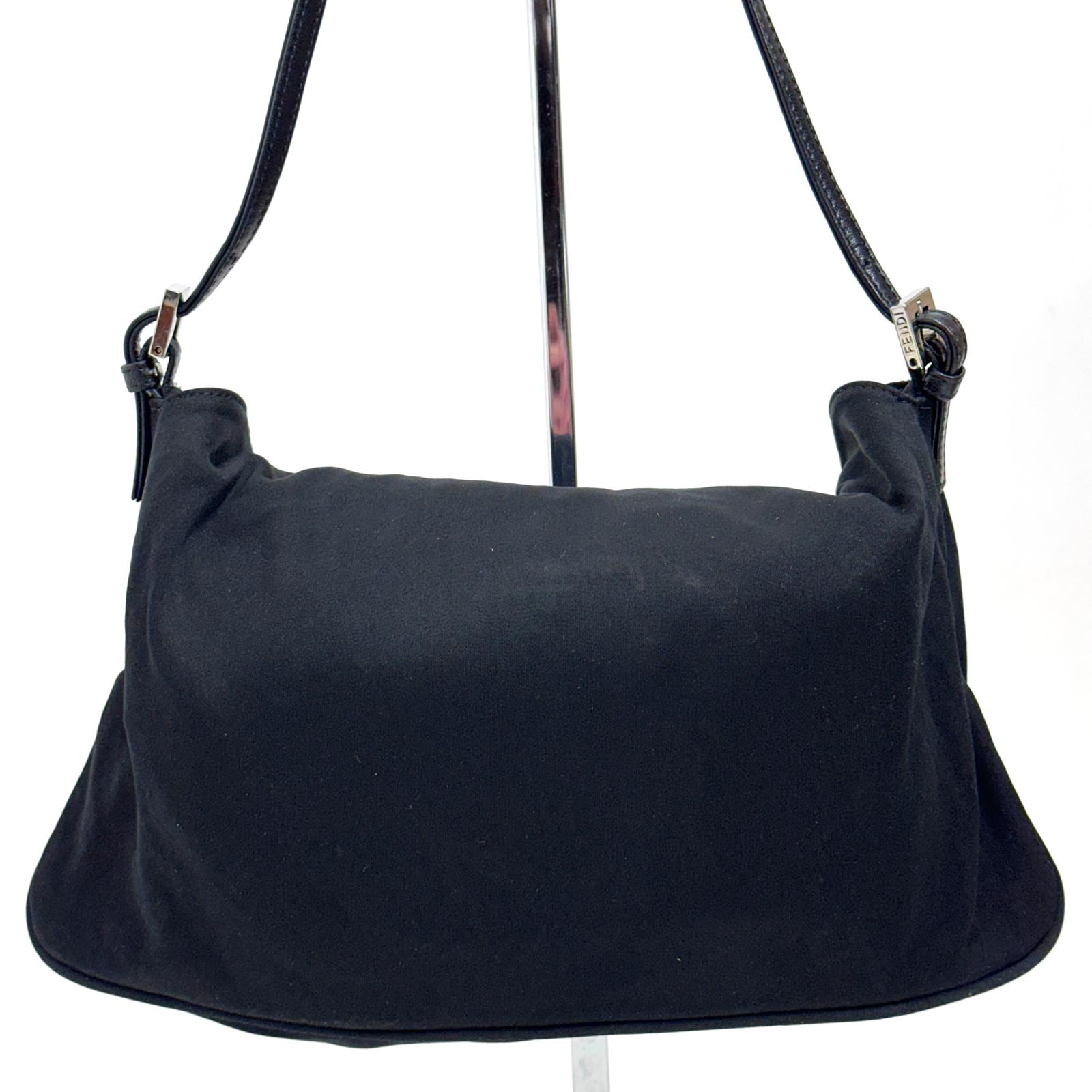Fendi Borsa a spalla Baguette in jersey nero con logo FF in metallo