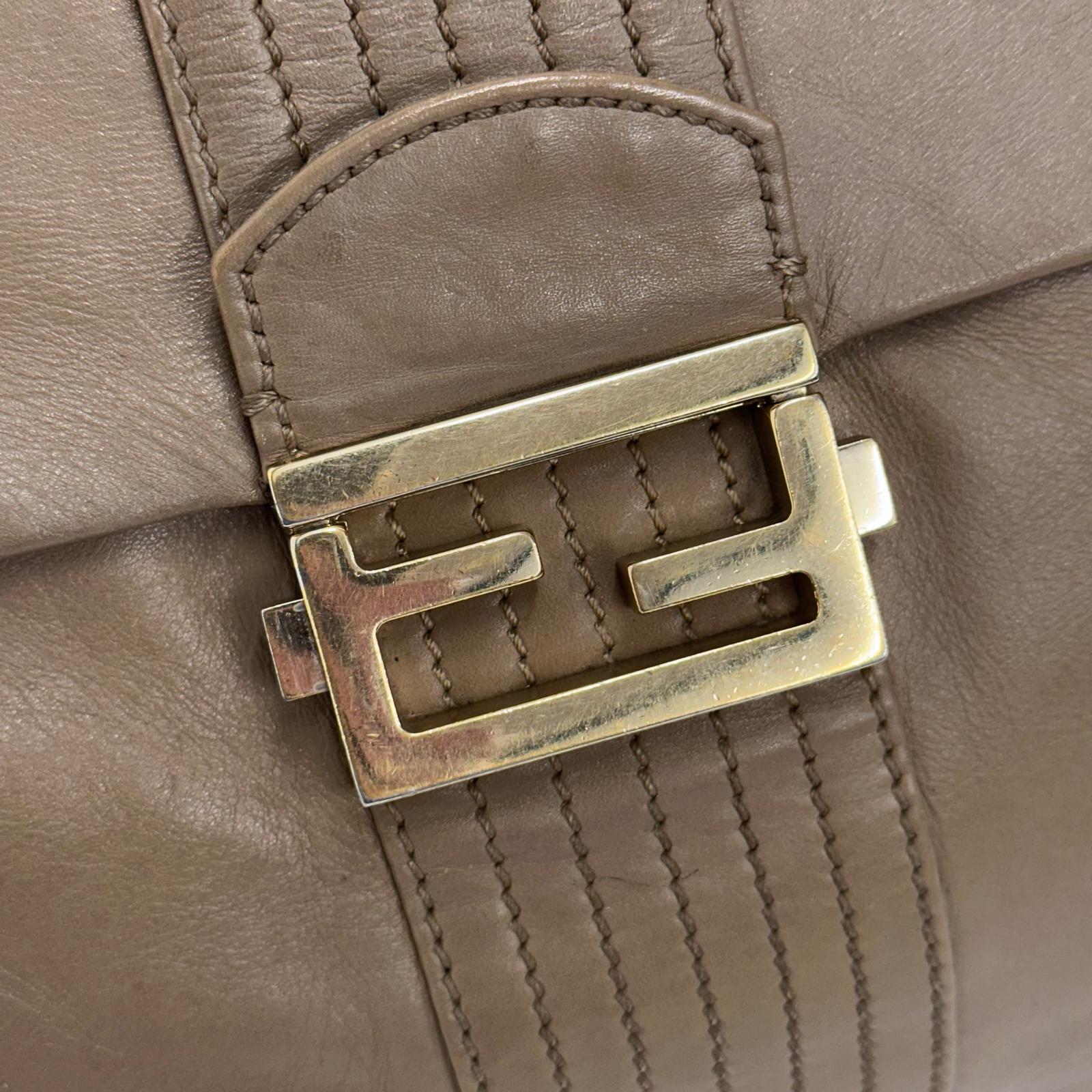 Fendi Mia Borsa a due vie in pelle marrone con catena oro