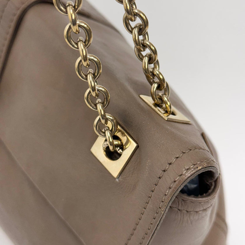 Fendi Mia Borsa a due vie in pelle marrone con catena oro