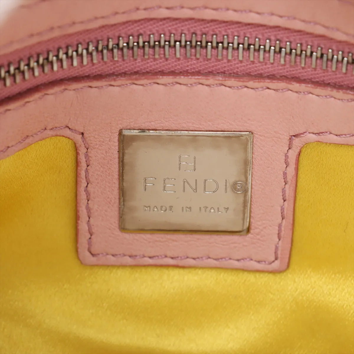 Fendi Borsa Baguette a spalla in pelle rosa cipria