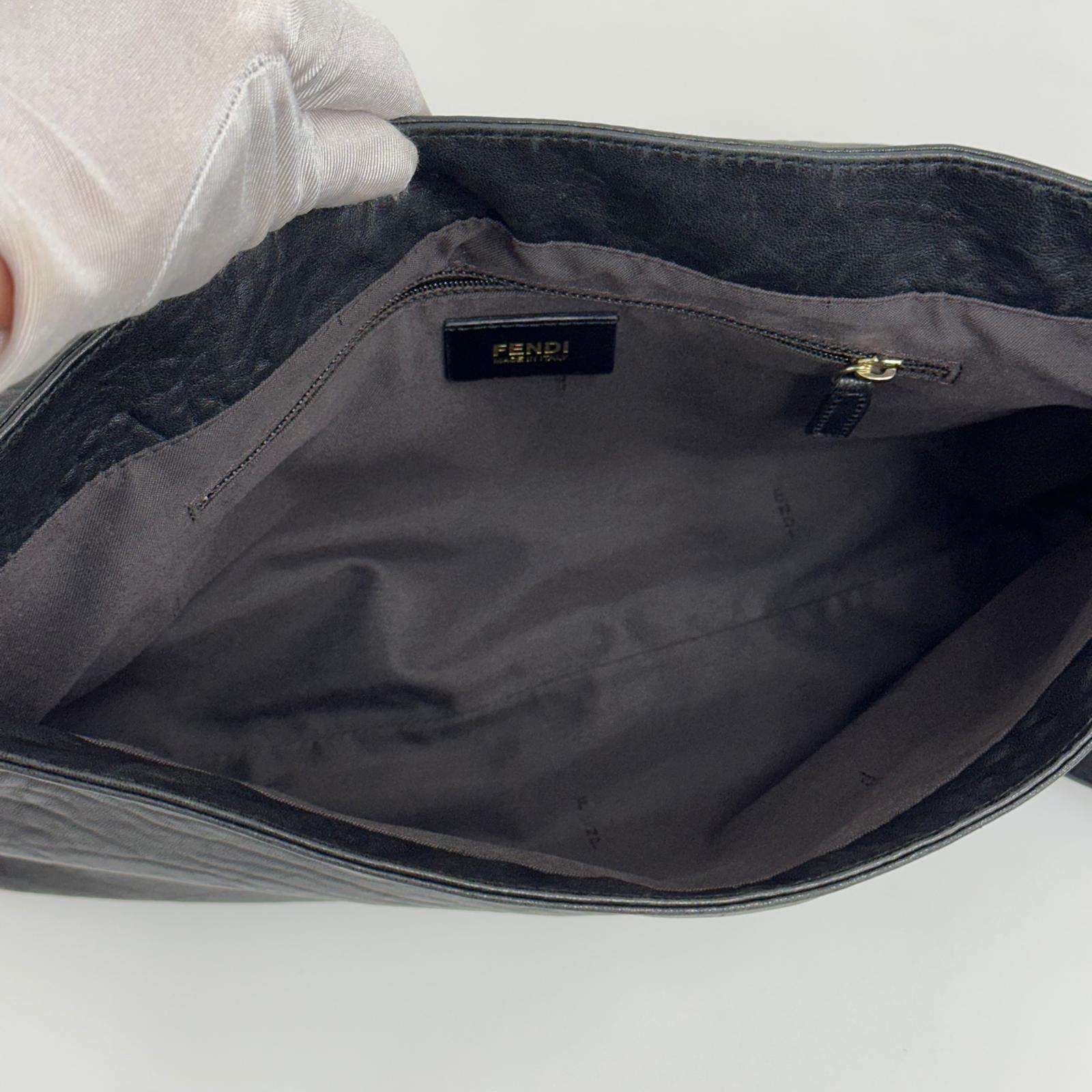 Fendi borsa a tracolla modello Baguette in pelle nappa nera