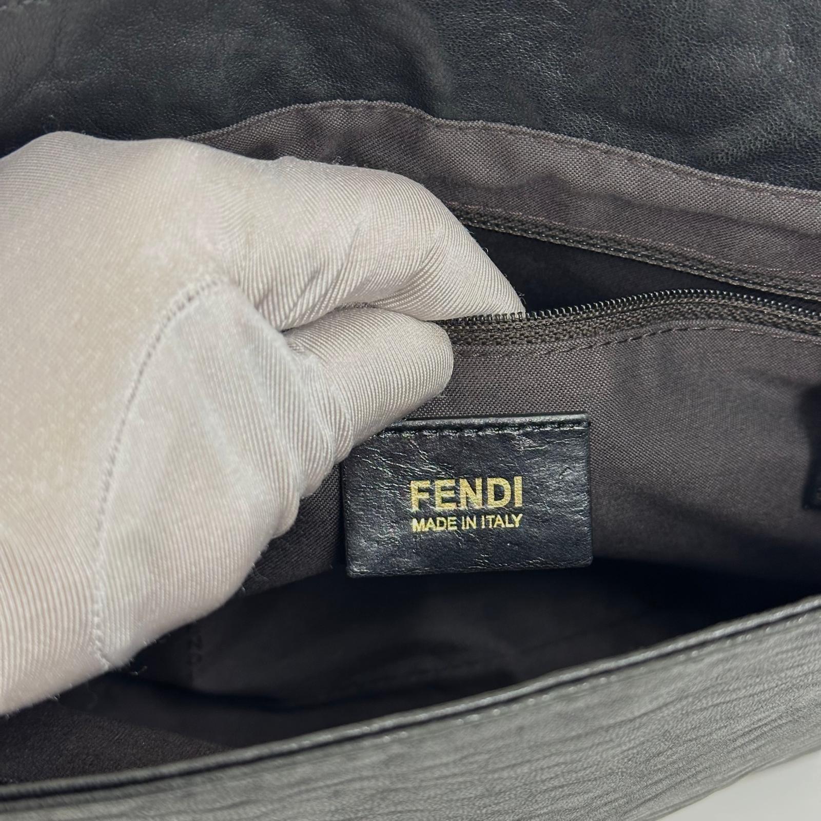 Fendi borsa a tracolla modello Baguette in pelle nappa nera