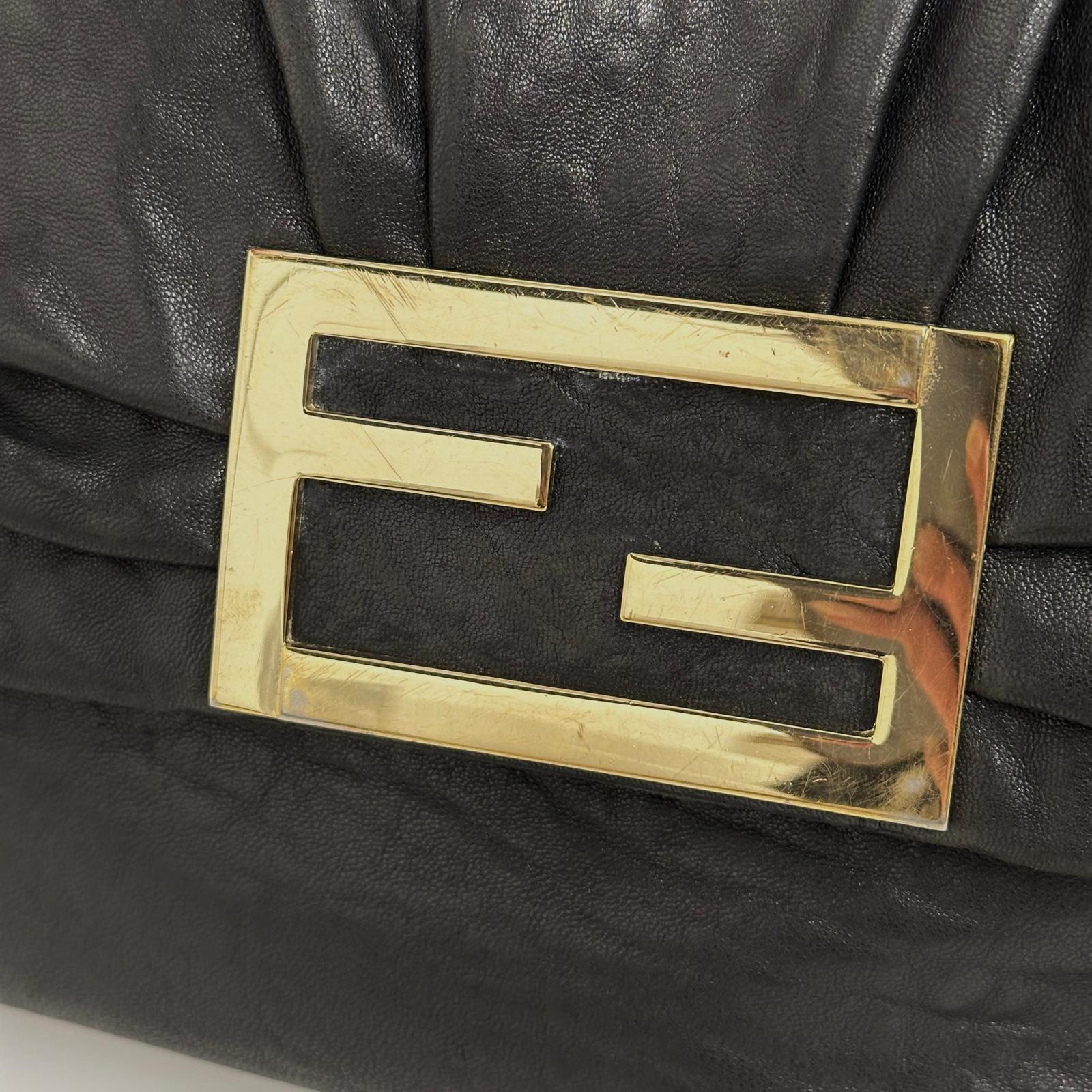 Fendi borsa a tracolla modello Baguette in pelle nappa nera