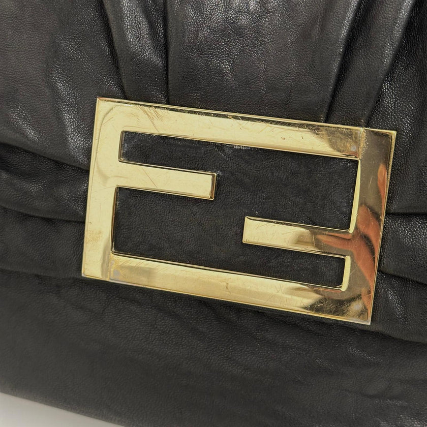 Fendi borsa a tracolla modello Baguette in pelle nappa nera