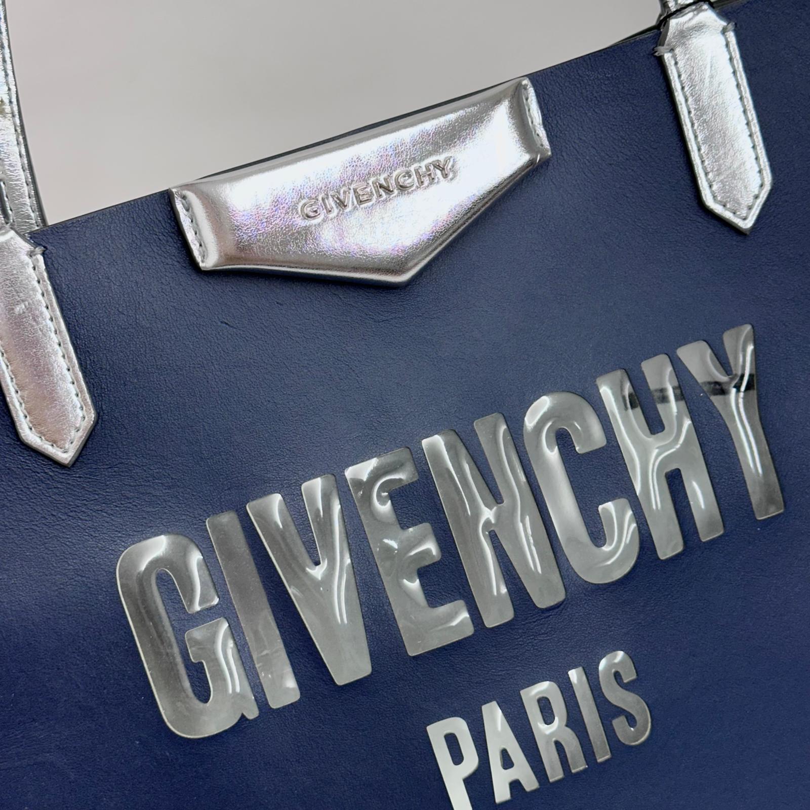 Givenchy Borsa Antigona Shopping Bag in pelle di vitello blu e argento con pochette