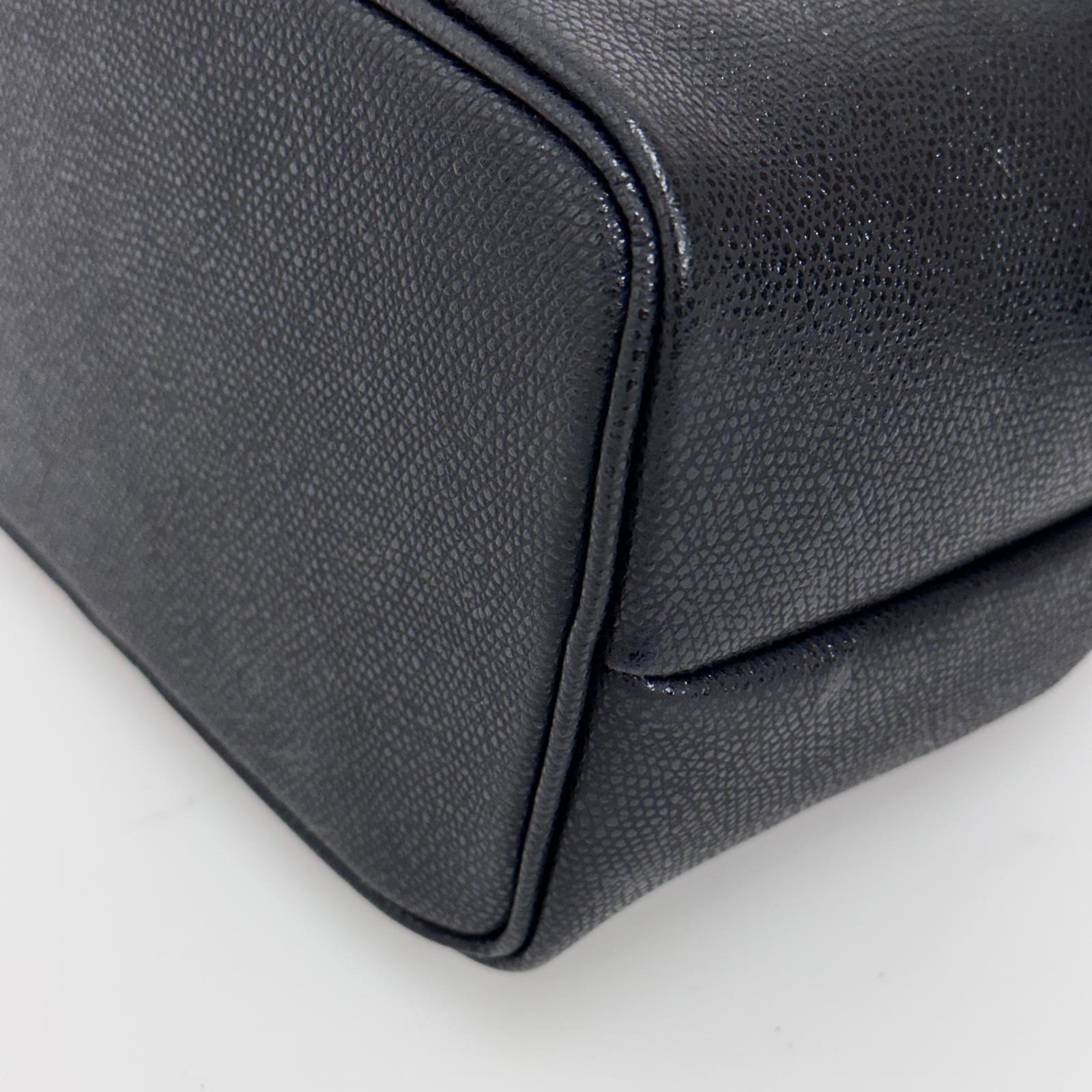 Givenchy borsa a mano secchiello mini vintage in pelle martellata nera