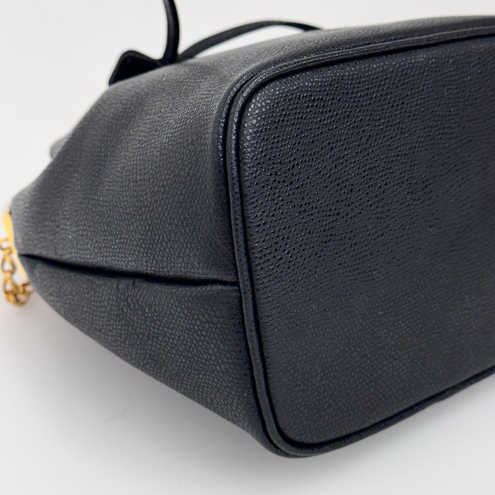 Givenchy borsa a mano secchiello mini vintage in pelle martellata nera