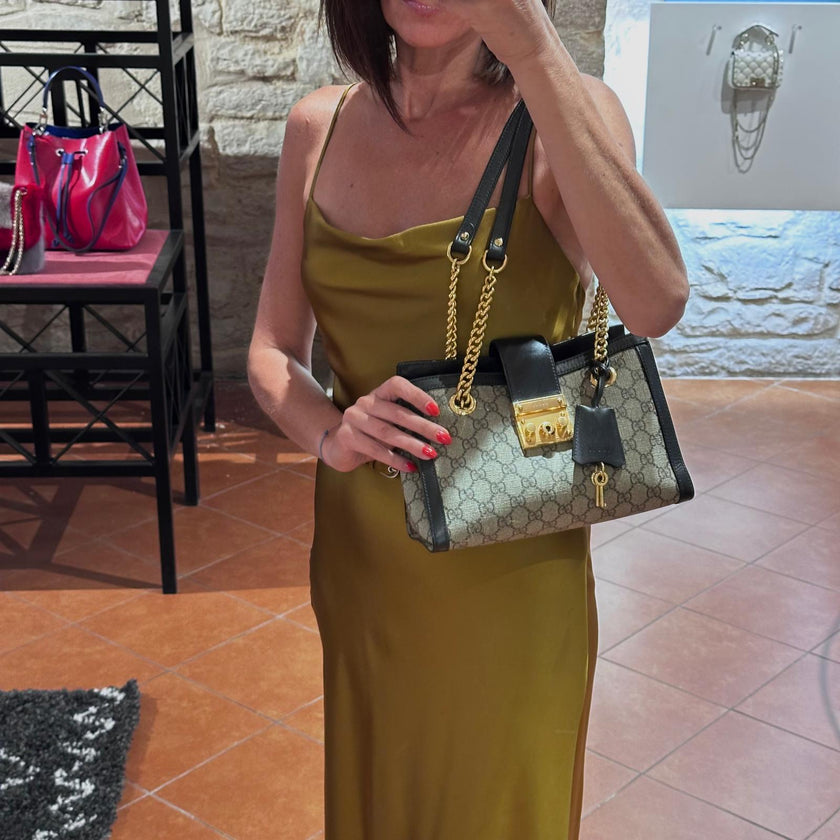 Gucci Borsa Padlock GG Supreme con finiture nere