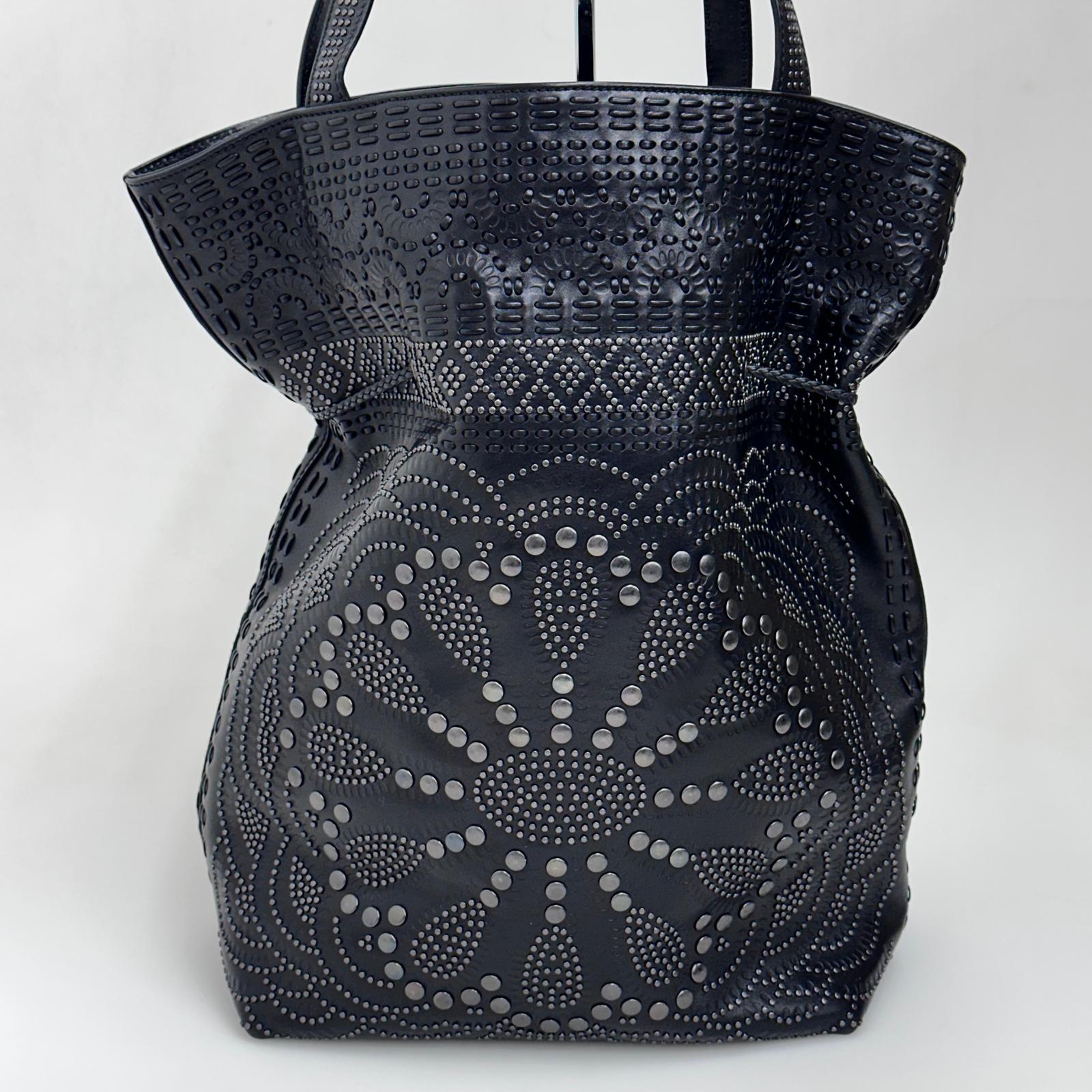 Gucci Borsa Vintage Maxi Tote in Pelle Nera con Borchie
