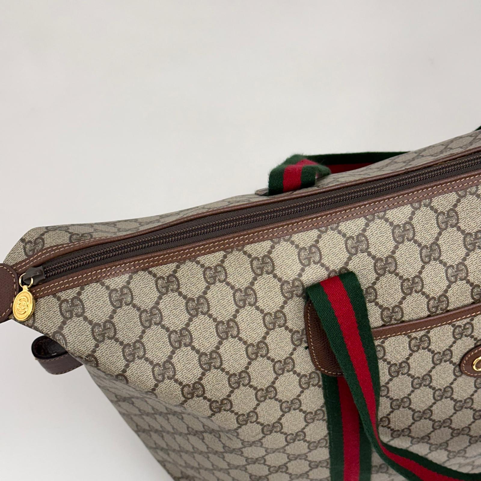 Gucci Borsa Vintage da viaggio a spalla in tela GG Supreme con Web stripe