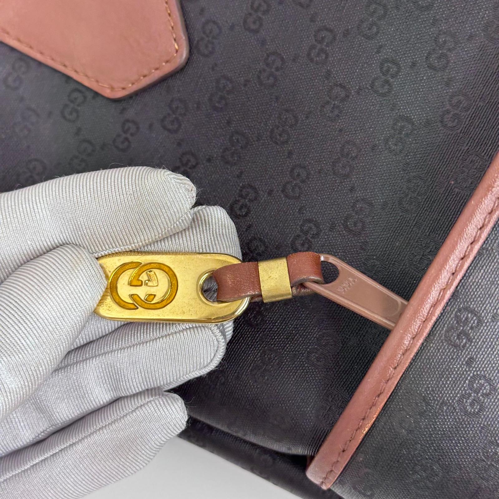 Gucci Borsa Web vintage a spalla in tela Micro GG nera e pelle marrone
