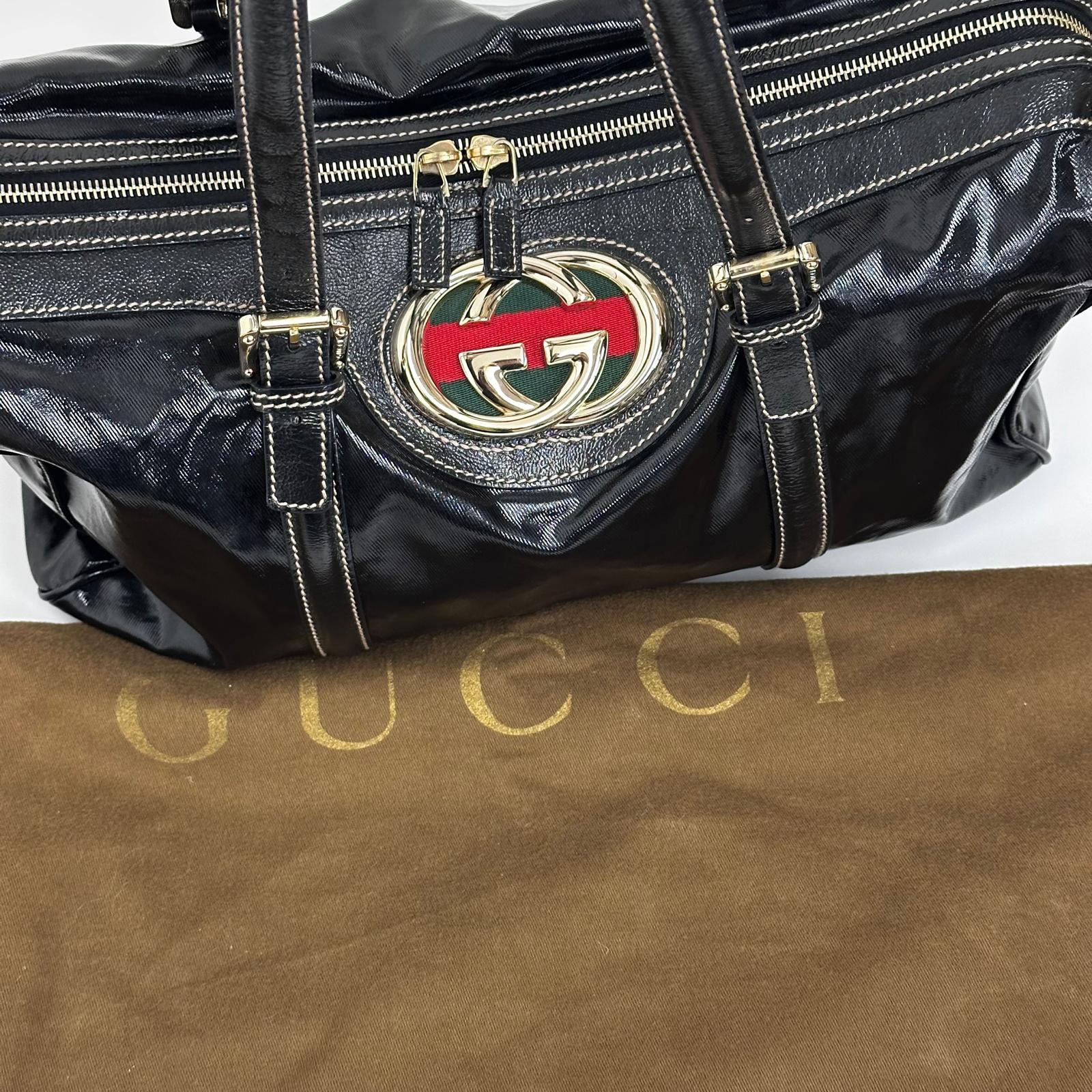 Gucci Borsa a Spalla Britt in Vernice Nera con Logo Smaltato