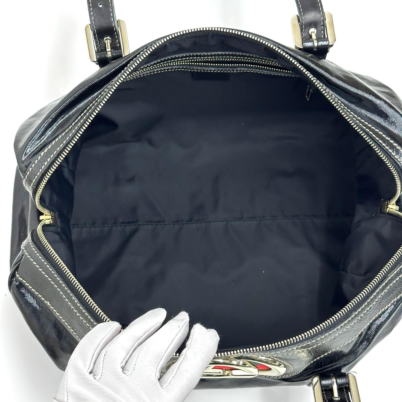 Gucci Borsa a Spalla Britt in Vernice Nera con Logo Smaltato