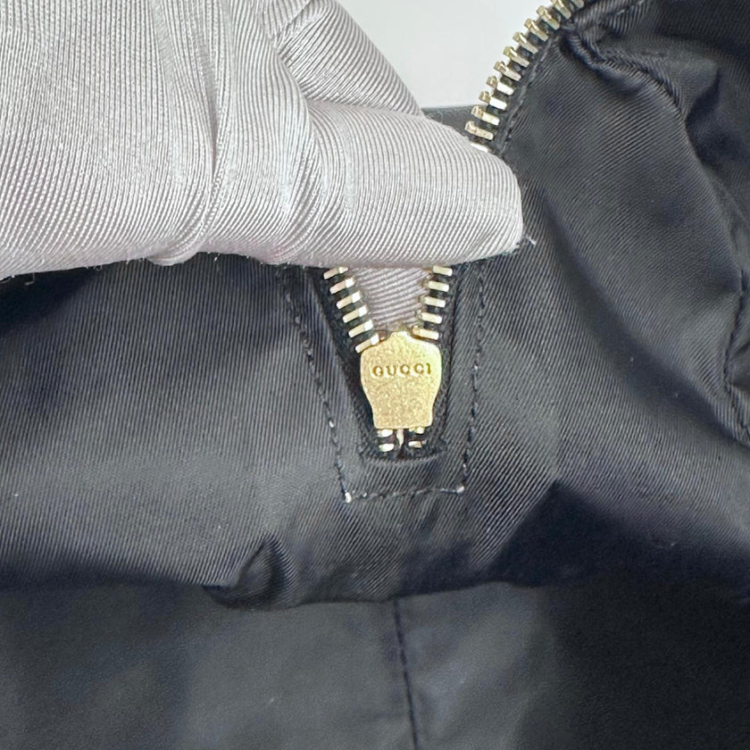 Gucci Borsa a Spalla Britt in Vernice Nera con Logo Smaltato