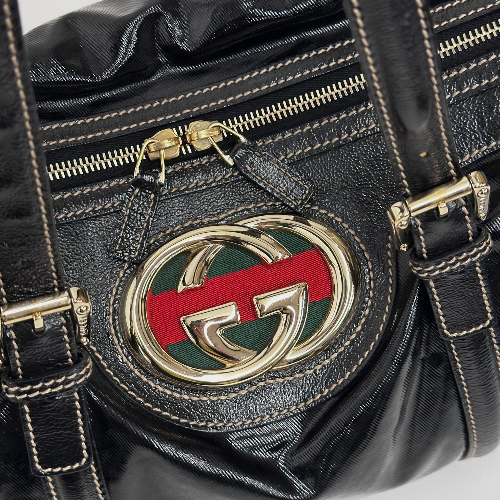 Gucci Borsa a Spalla Britt in Vernice Nera con Logo Smaltato