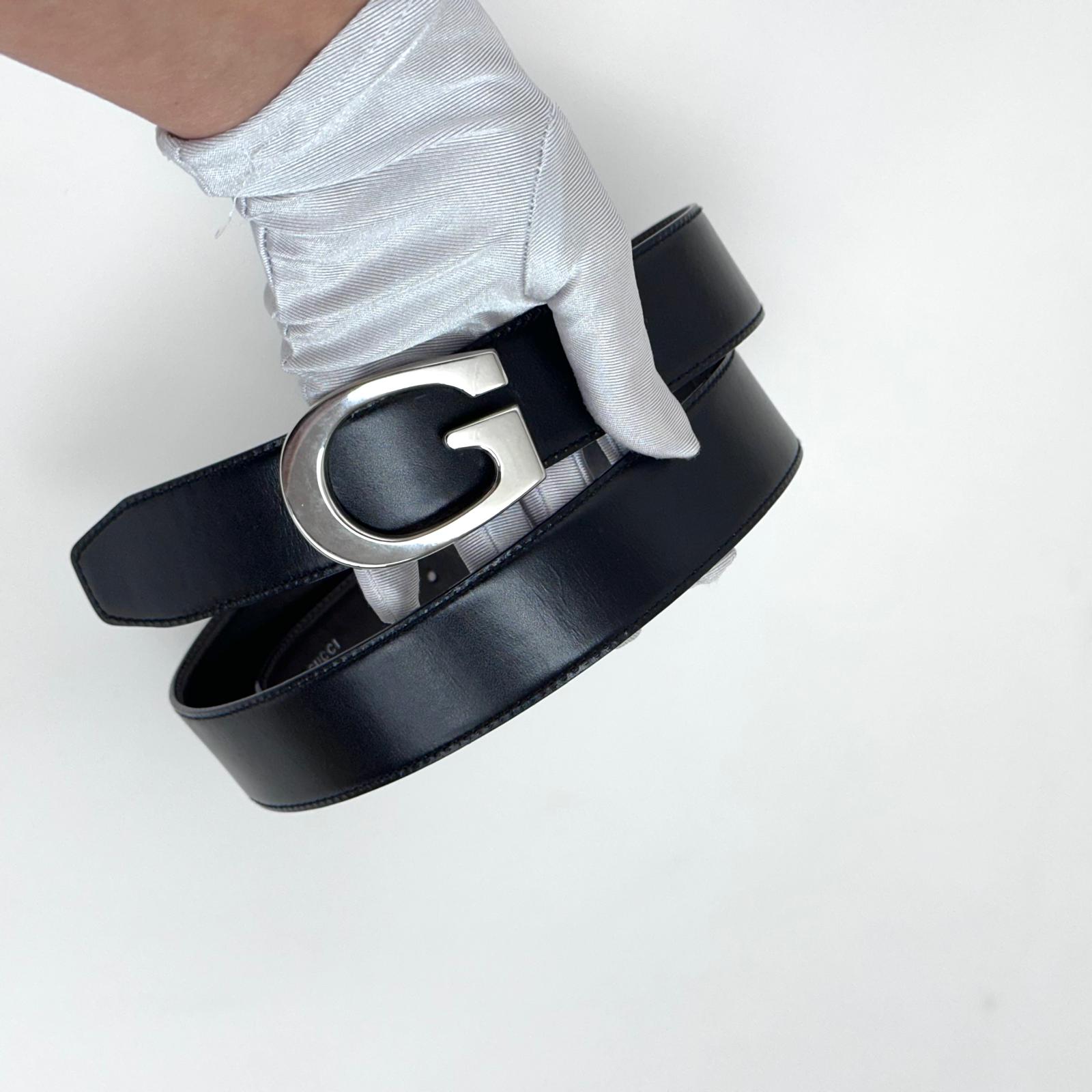 Gucci Cintura in pelle reversibile nera/marrone con fibbia G argento Mis. 80