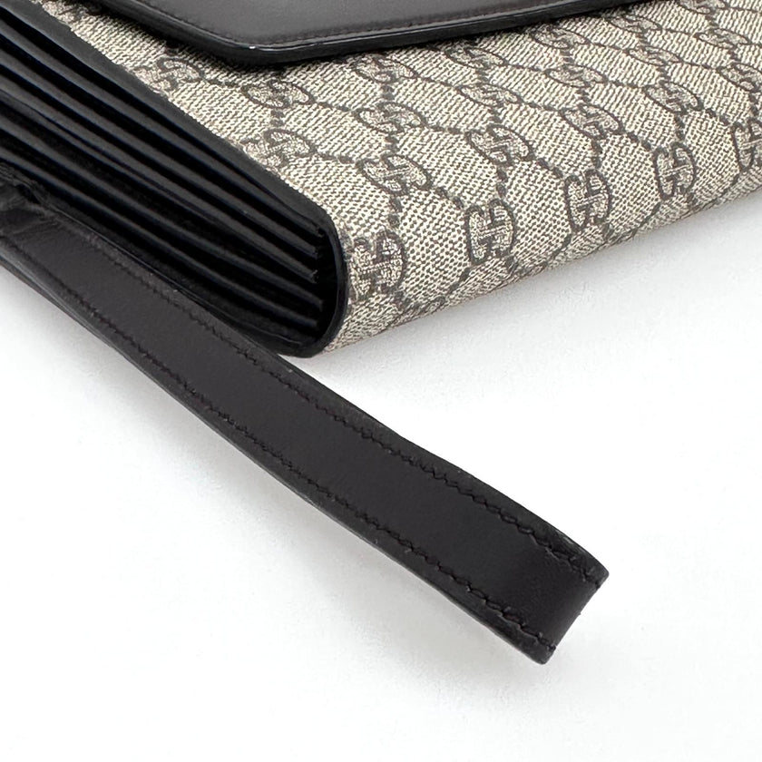 Gucci Clutch a mano GG Supreme con laccetto in pelle testa di moro