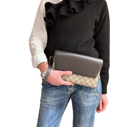 Gucci Clutch a mano GG Supreme con laccetto in pelle testa di moro