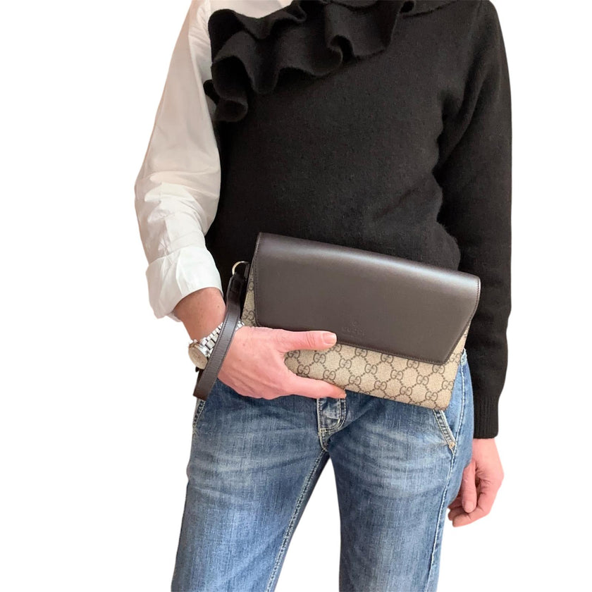 Gucci Clutch a mano GG Supreme con laccetto in pelle testa di moro