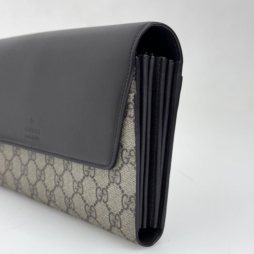 Gucci Clutch a mano GG Supreme con laccetto in pelle testa di moro