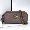 Gucci GG Marmont Camera Bag in Pelle Matelassé Rosa Cipria con Catena