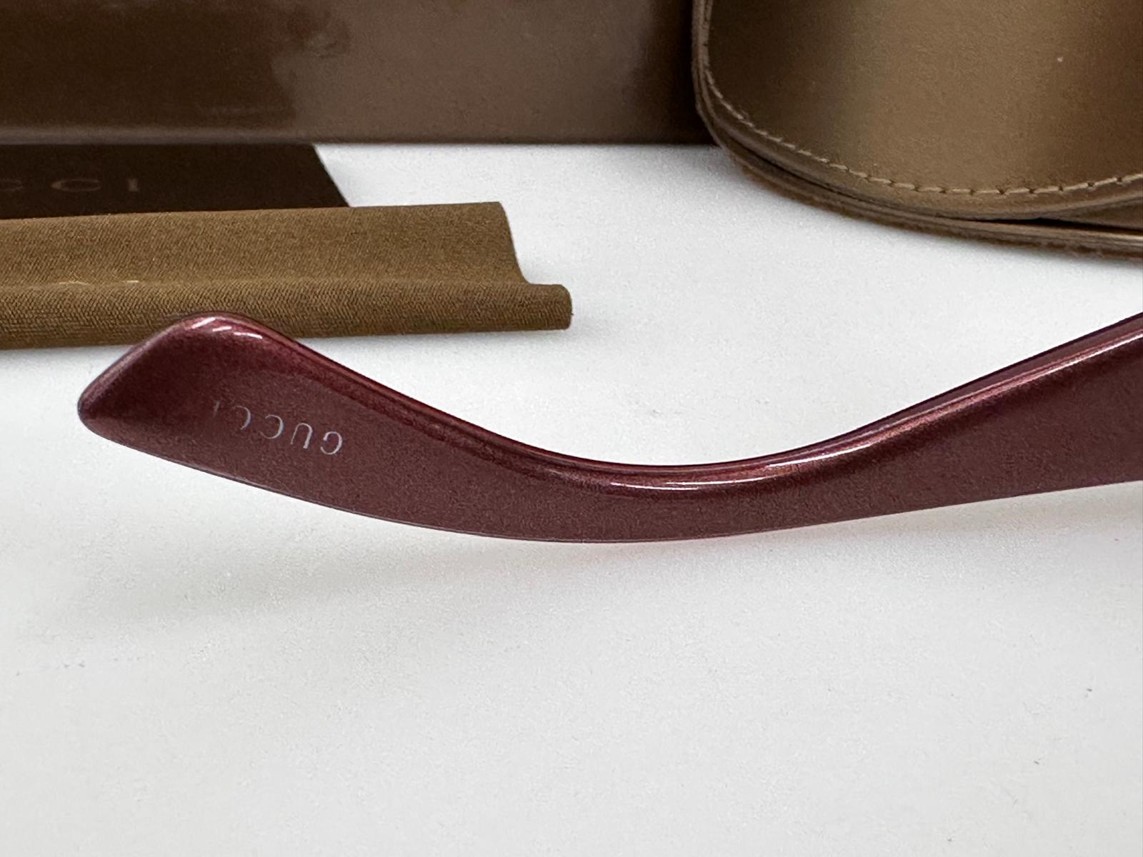 Gucci Occhiali da Sole Bordeaux con Medaglione Crest