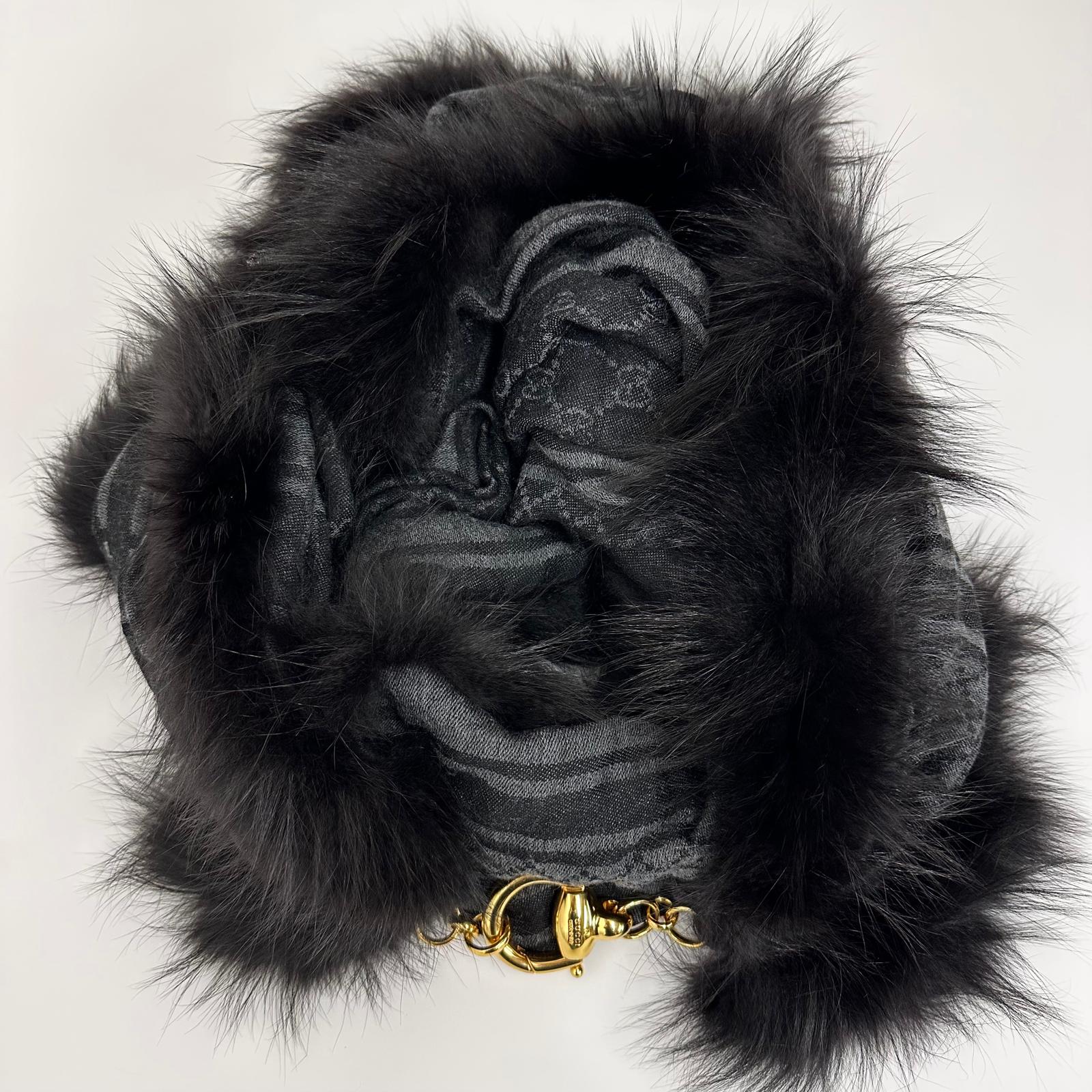 Gucci Sciarpa in Lana e Seta con Bordo in Pelliccia di Volpe Argentata