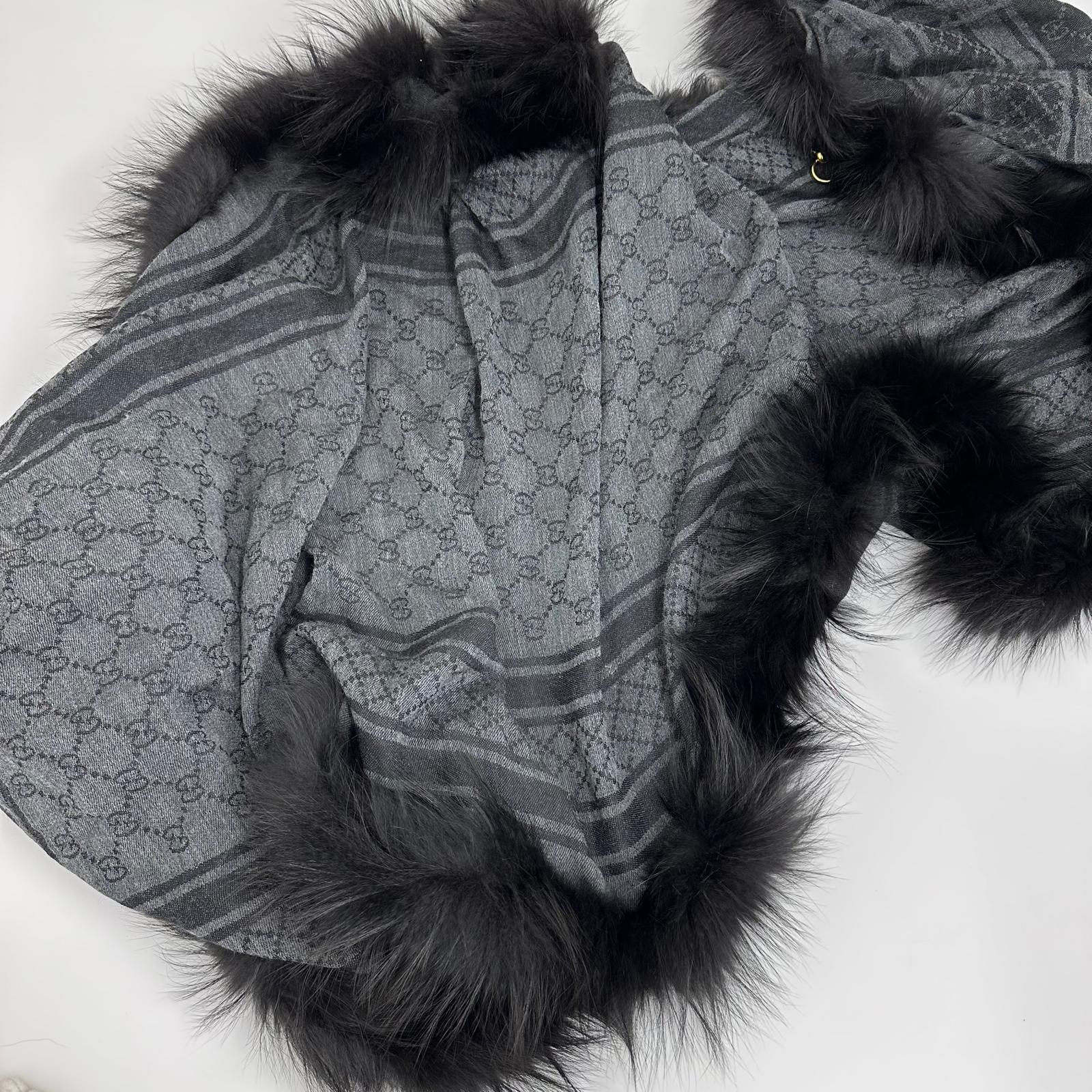 Gucci Sciarpa in Lana e Seta con Bordo in Pelliccia di Volpe Argentata