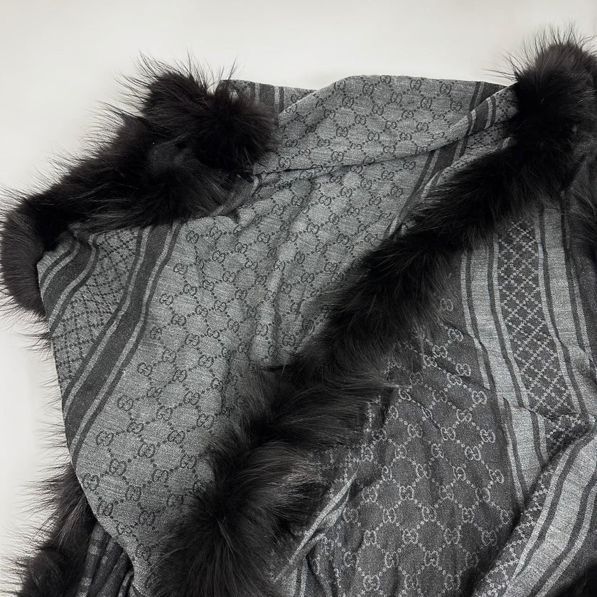 Gucci Sciarpa in Lana e Seta con Bordo in Pelliccia di Volpe Argentata