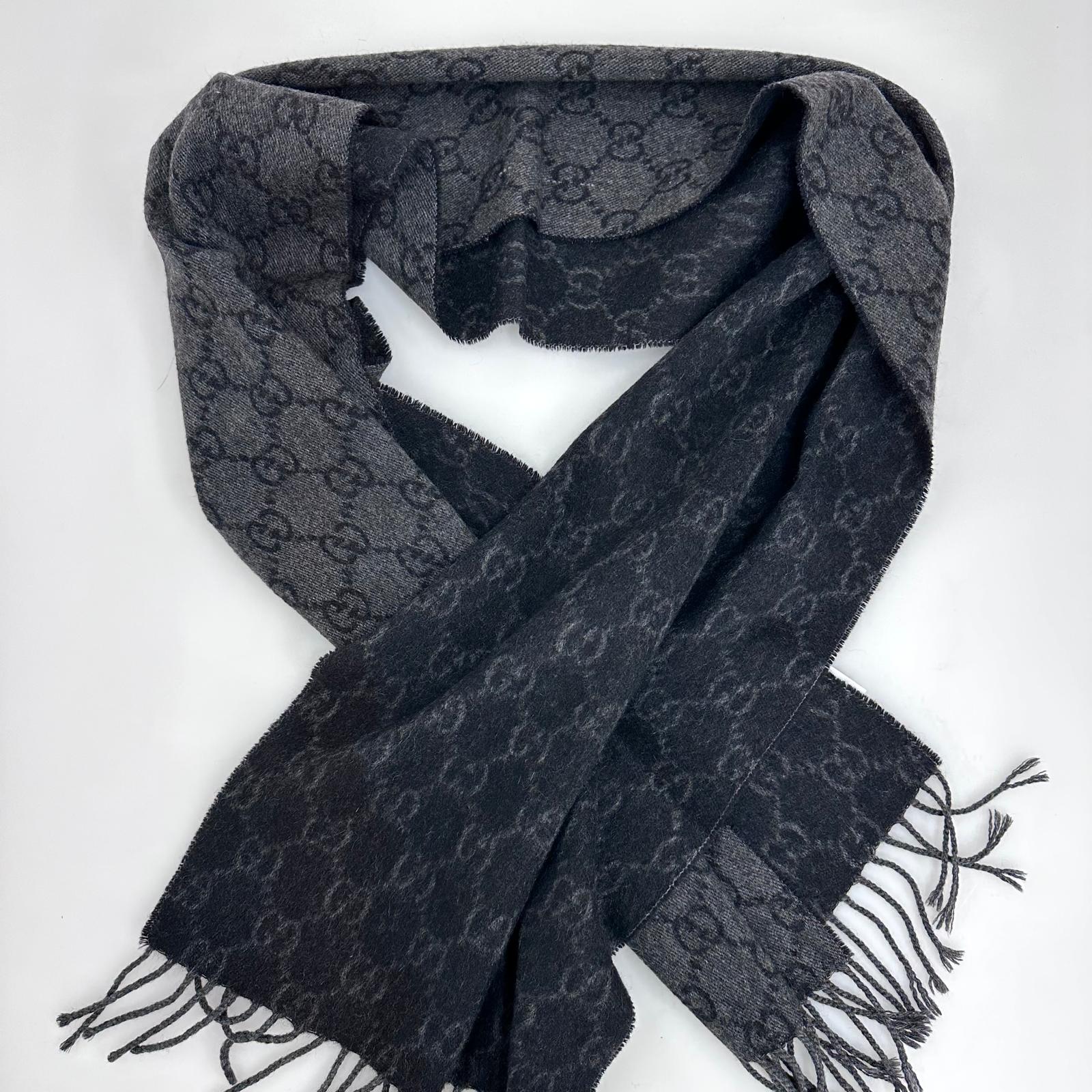 Gucci sciarpa in cachemire GG grigio antracite con frange