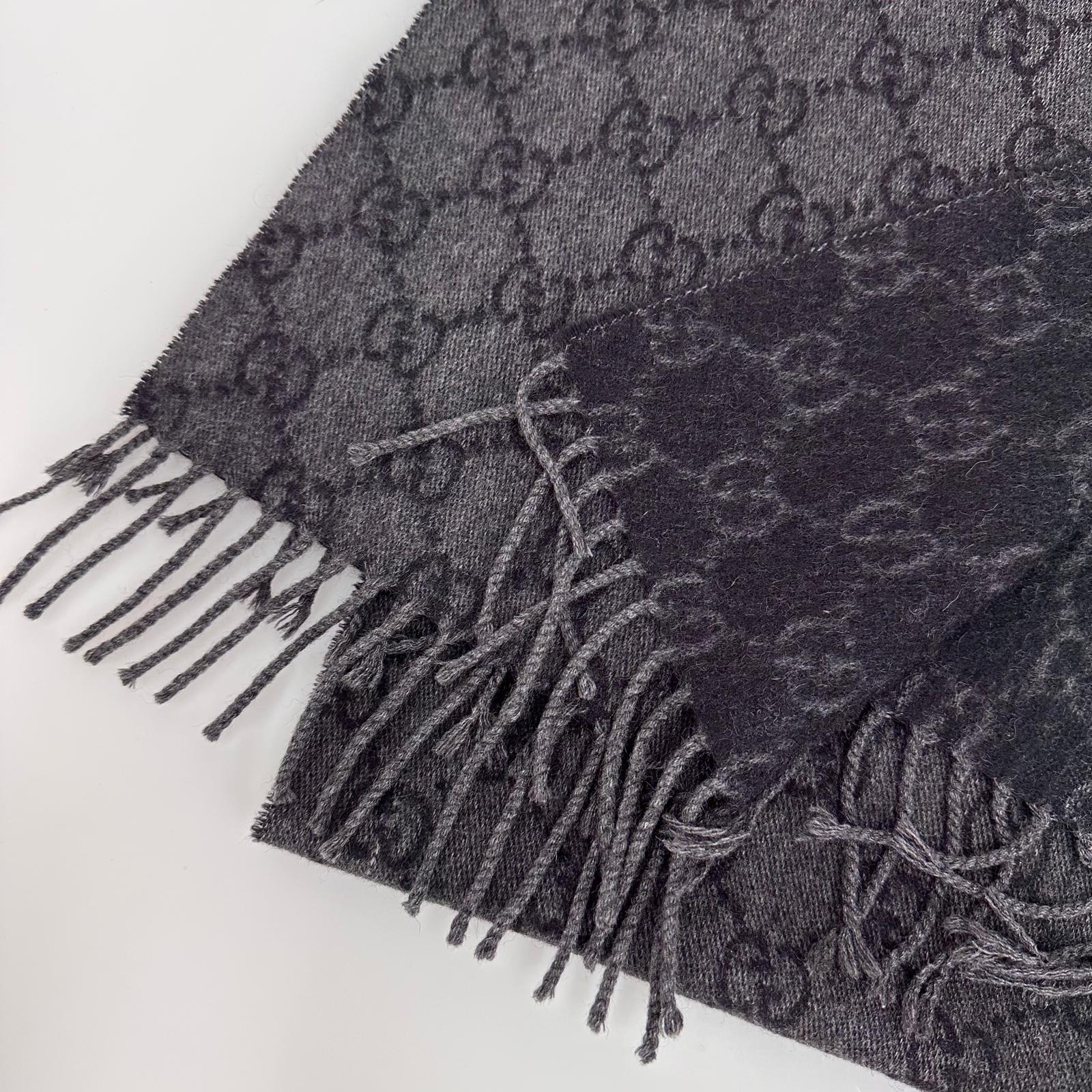 Gucci sciarpa in cachemire GG grigio antracite con frange