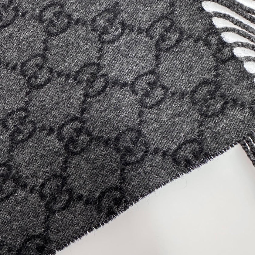 Gucci sciarpa in cachemire GG grigio antracite con frange