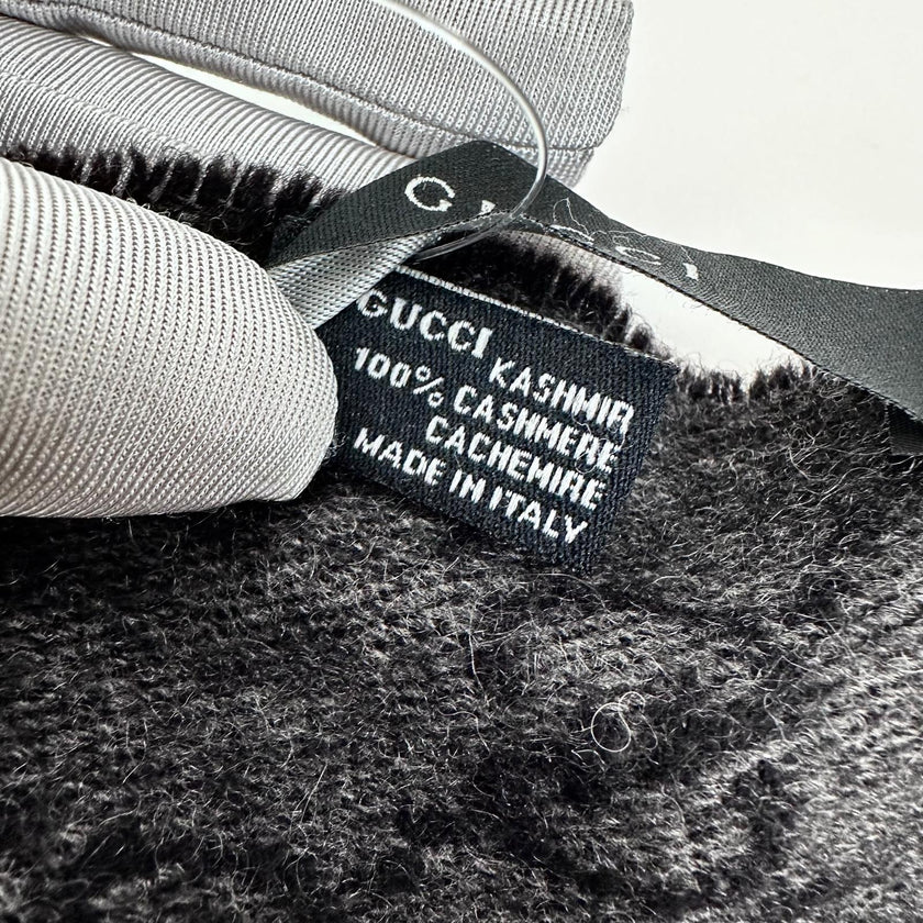 Gucci sciarpa in cachemire GG grigio antracite con frange