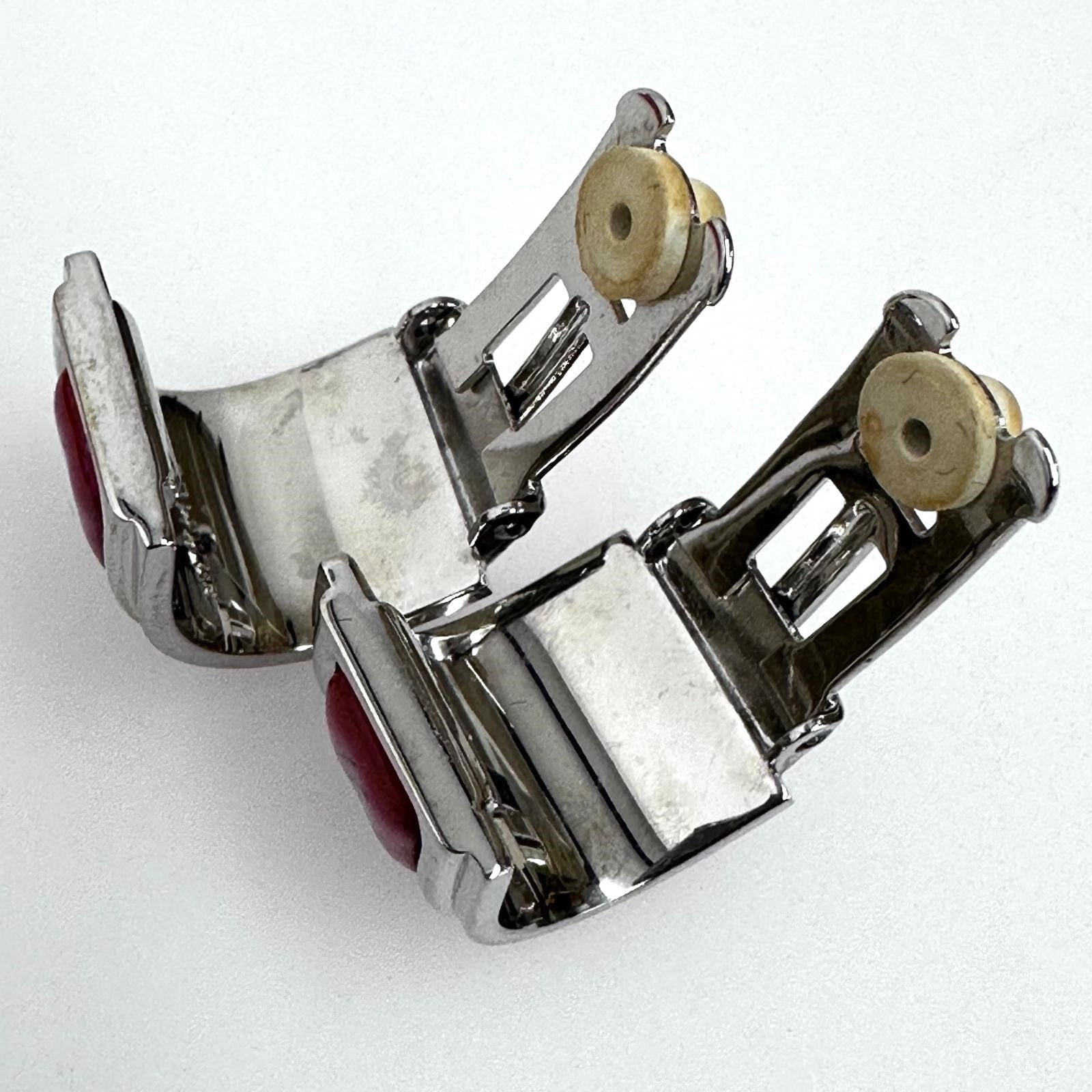 Hermès orecchini a clip in smalto rosso corallo con finiture metalliche