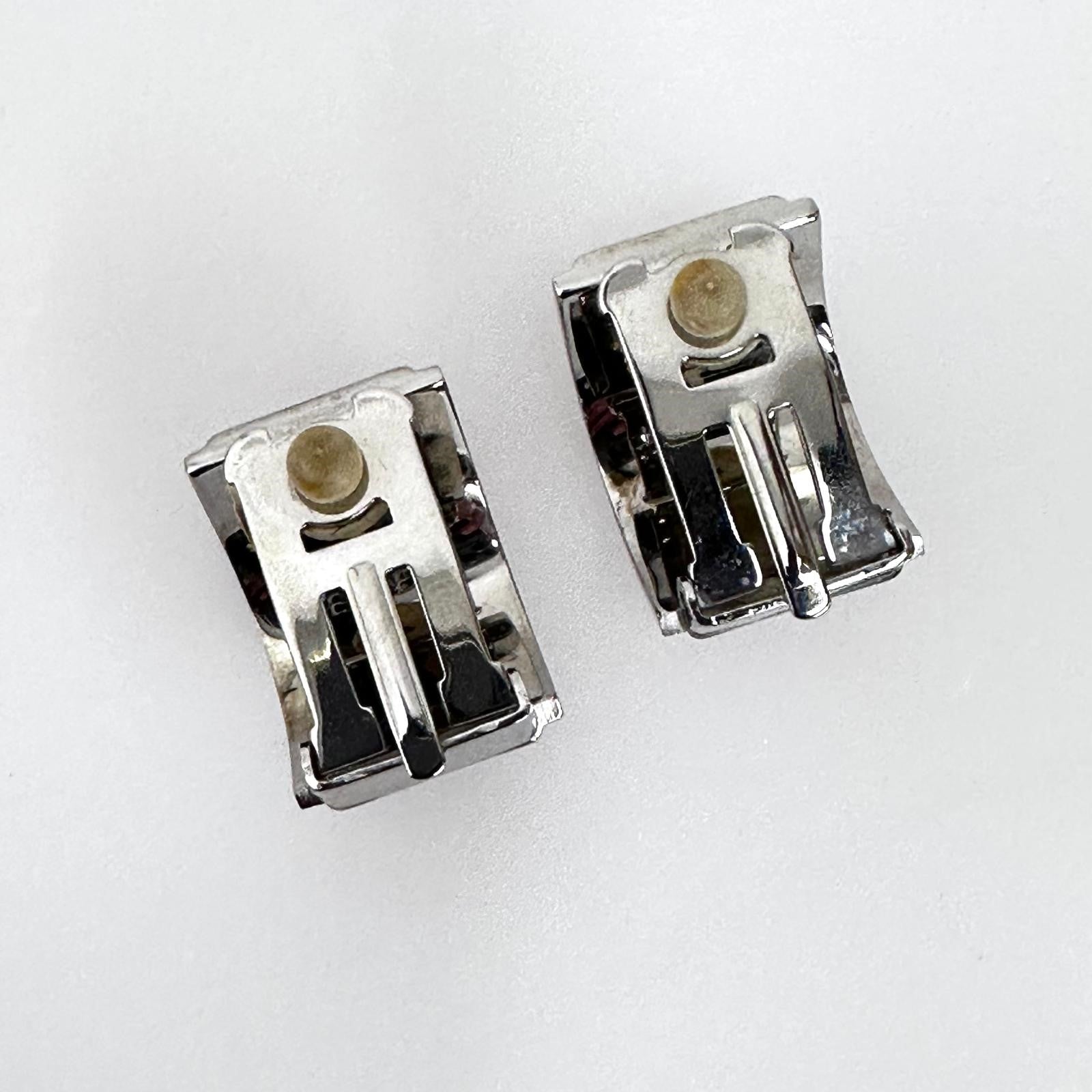 Hermès orecchini a clip in smalto rosso corallo con finiture metalliche