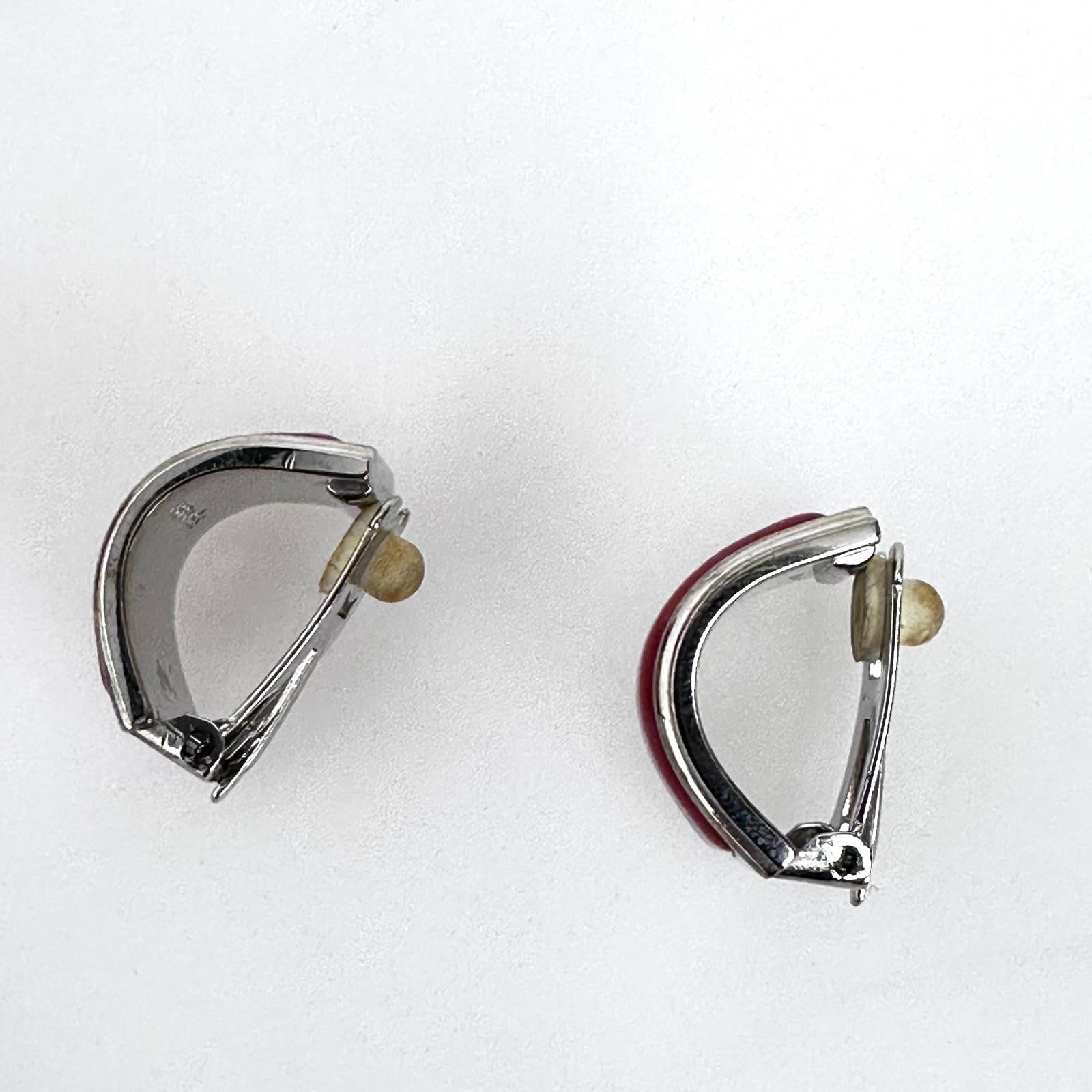 Hermès orecchini a clip in smalto rosso corallo con finiture metalliche