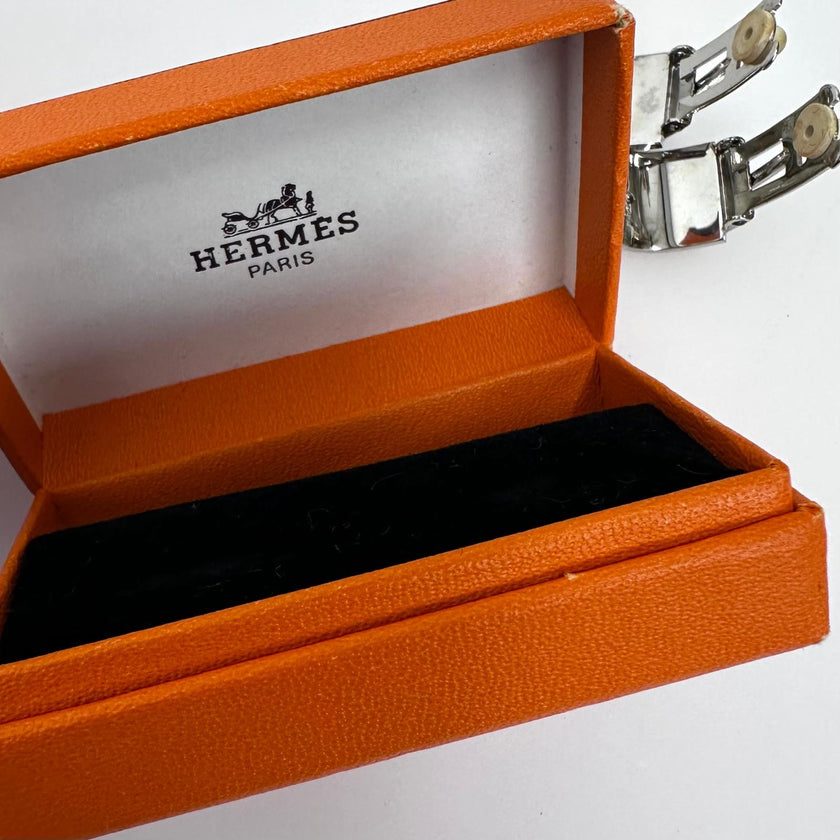 Hermès orecchini a clip in smalto rosso corallo con finiture metalliche