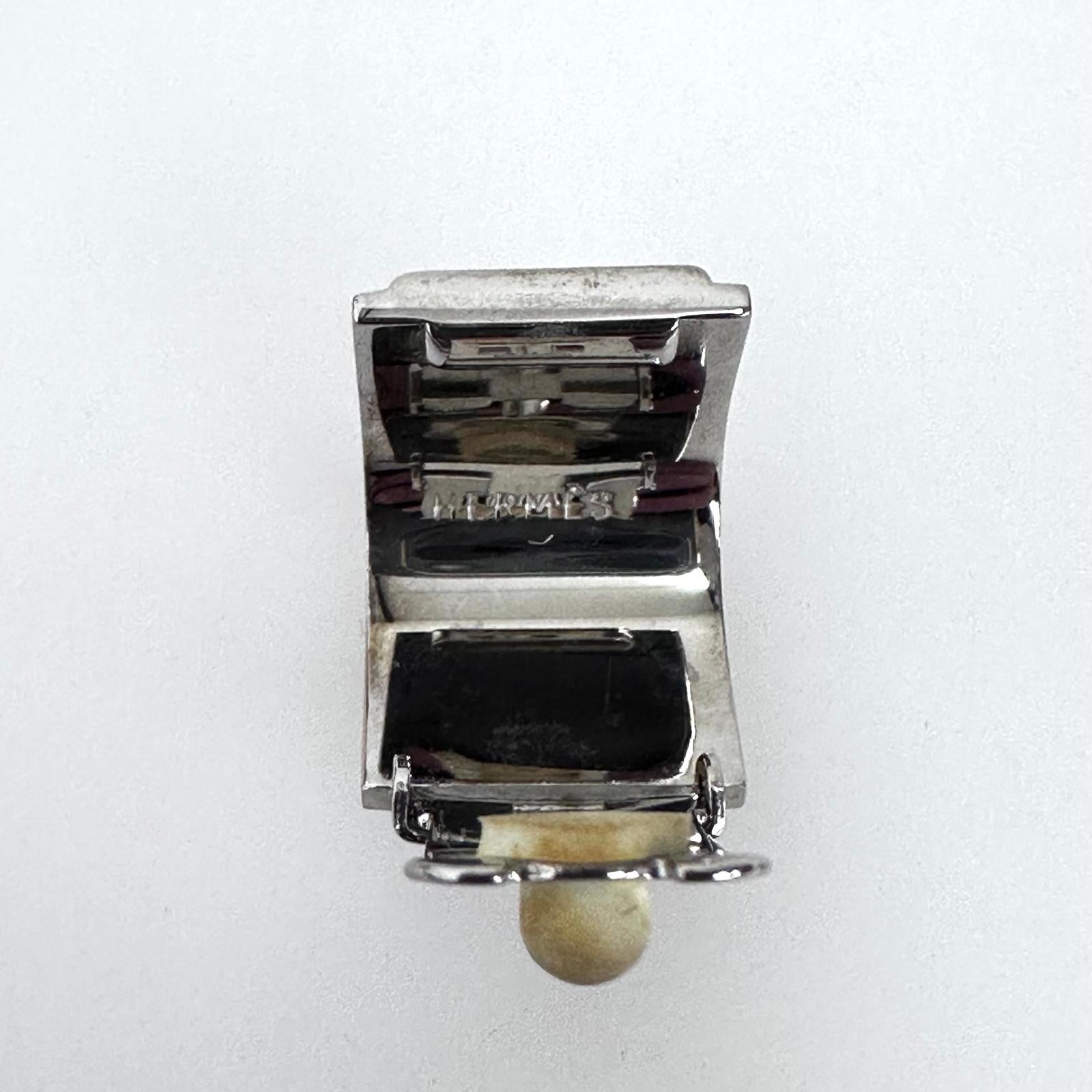 Hermès orecchini a clip in smalto rosso corallo con finiture metalliche