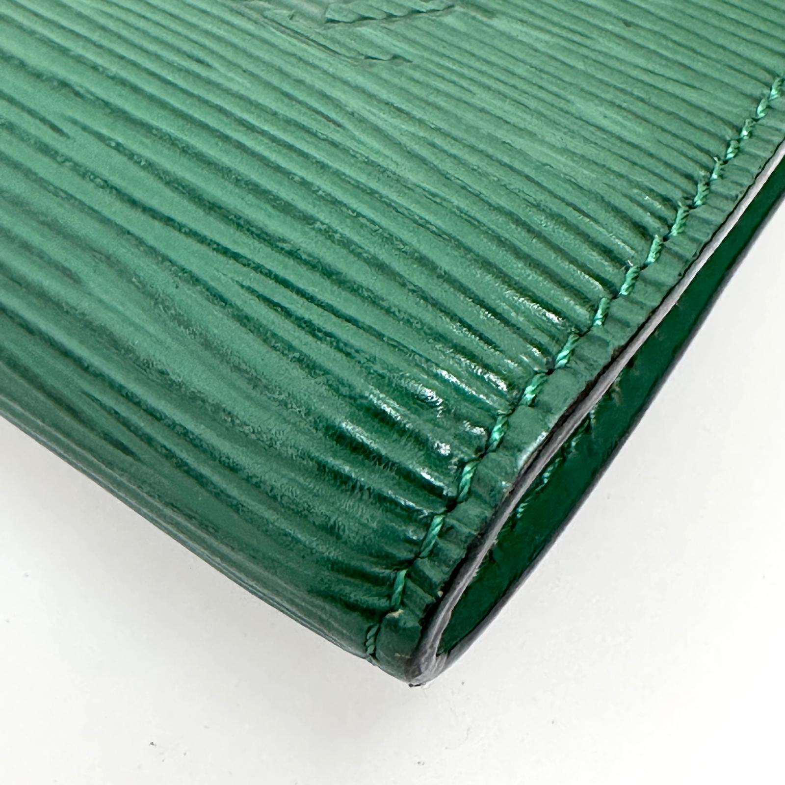 Louis Vuitton Pochette Accessoires in pelle Epi verde