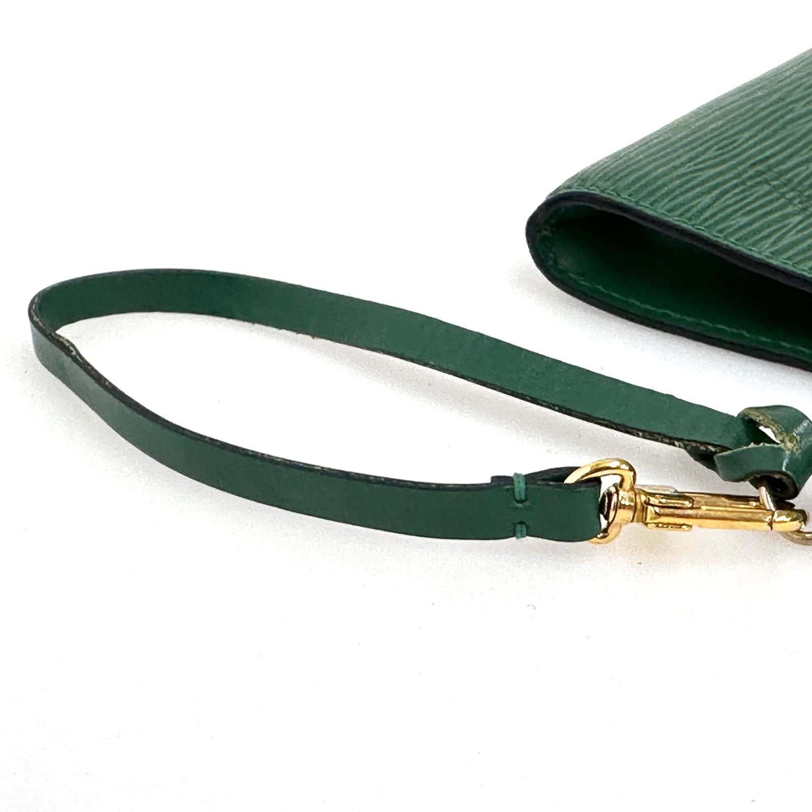 Louis Vuitton Pochette Accessoires in pelle Epi verde