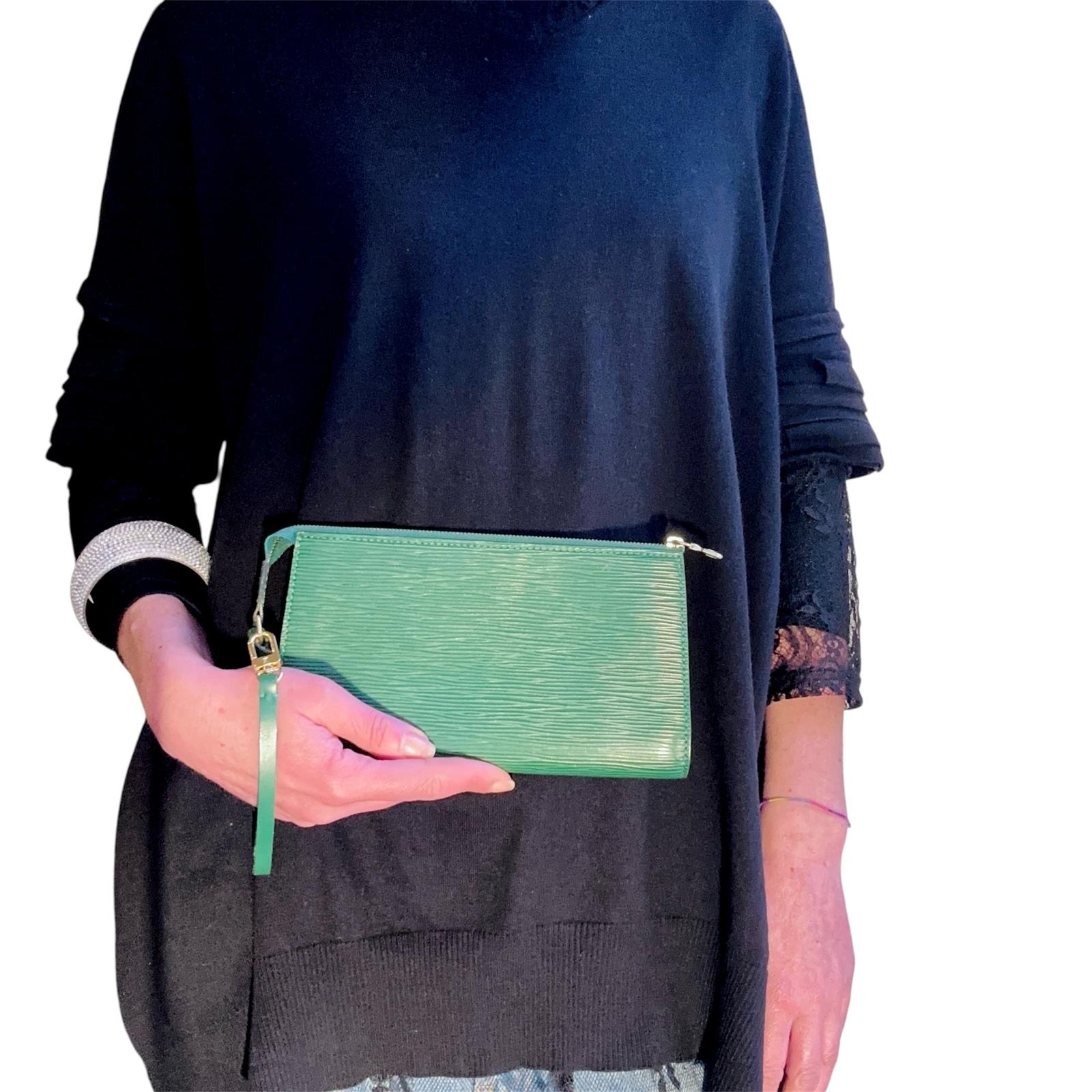 Louis Vuitton Pochette Accessoires in pelle Epi verde