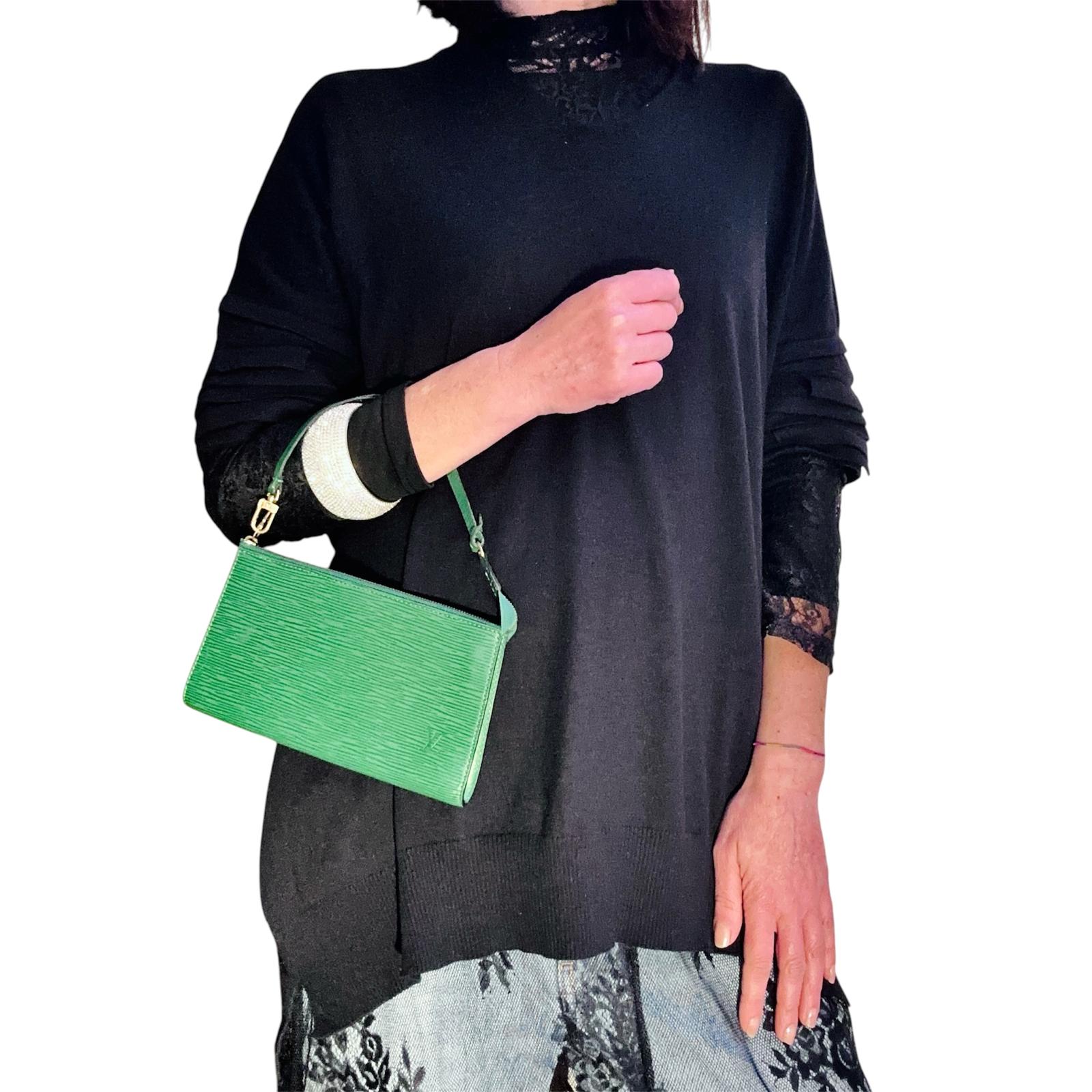 Louis Vuitton Pochette Accessoires in pelle Epi verde