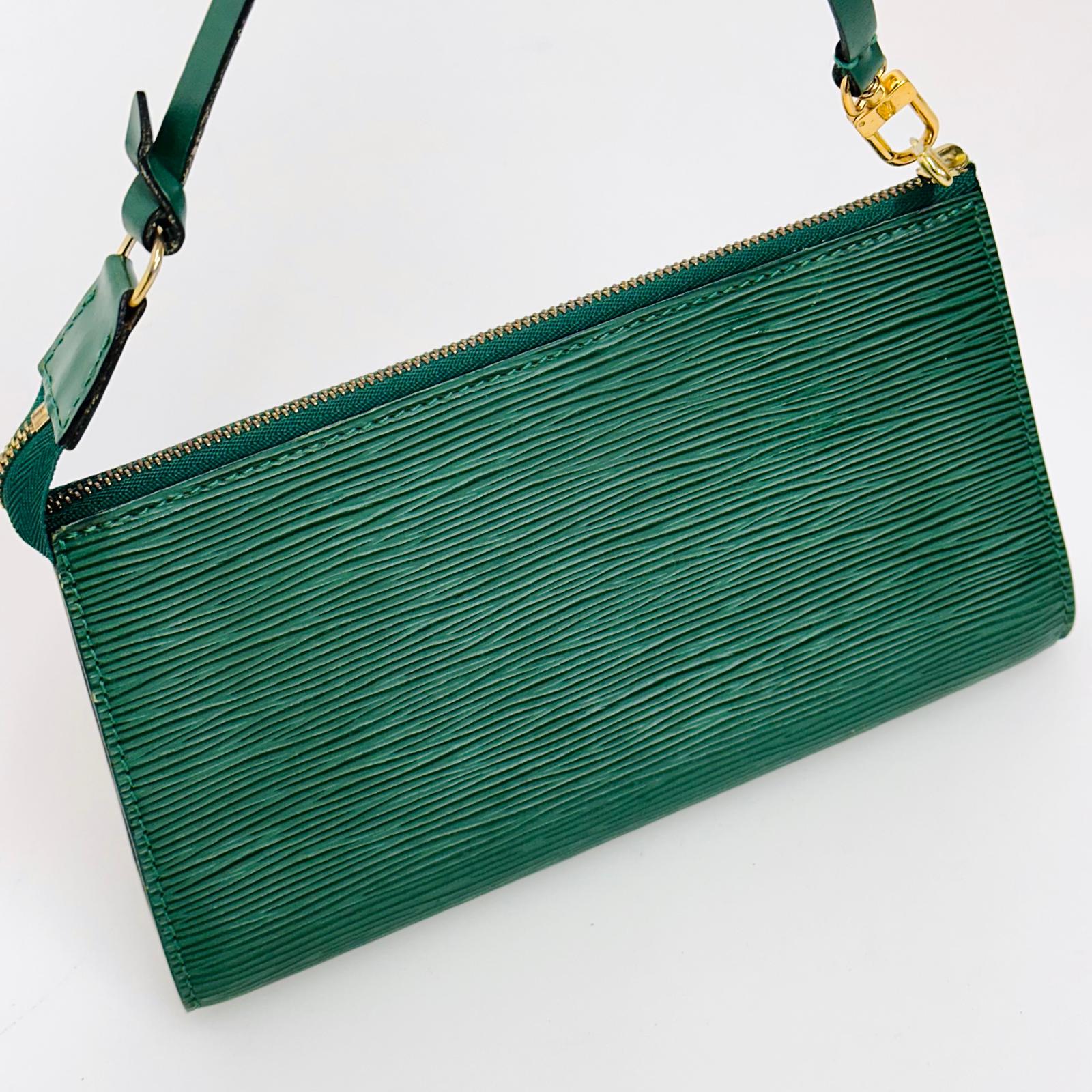 Louis Vuitton Pochette Accessoires in pelle Epi verde