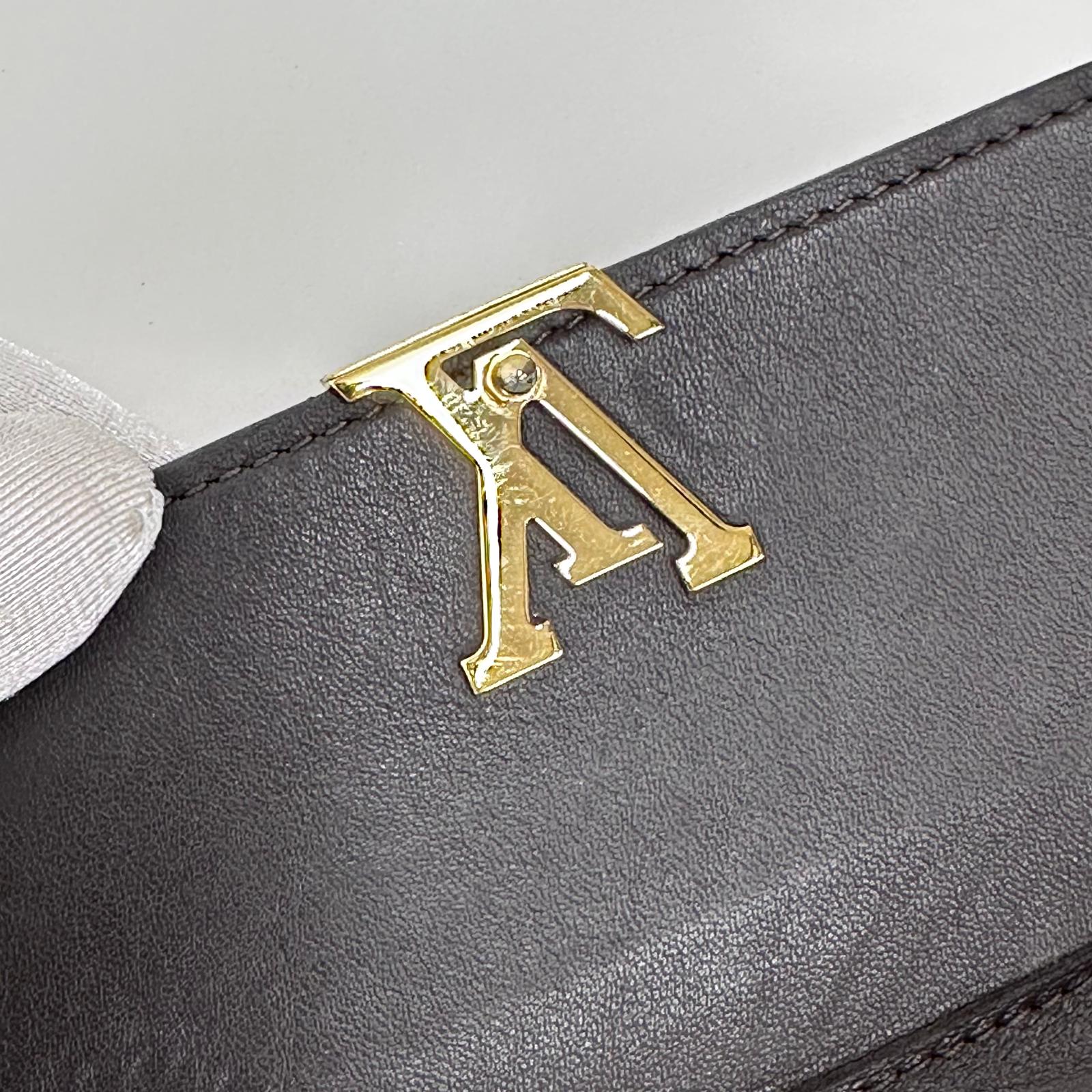 Louis Vuitton Portafoglio Capucines in pelle beige