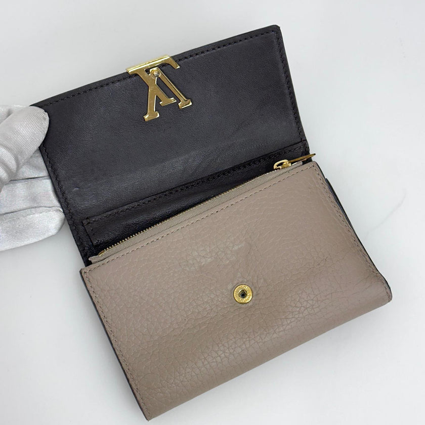 Louis Vuitton Portafoglio Capucines in pelle beige