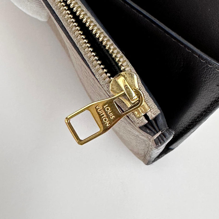 Louis Vuitton Portafoglio Capucines in pelle beige