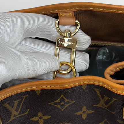 Louis Vuitton Batignolles Vertical in Tela Monogram